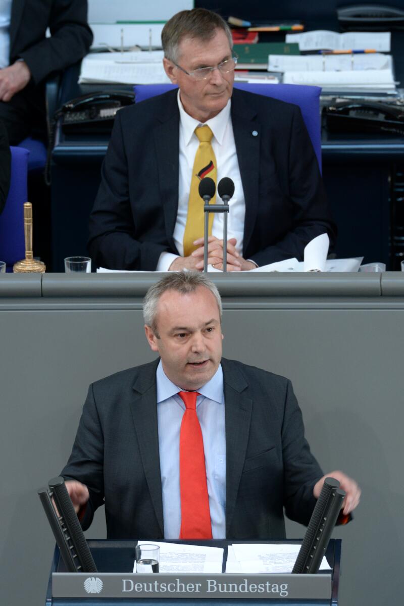 Ulrich, Alexander; Singhammer, Johannes Alexander Ulrich, DIE LINKE, Bundestagsabgeordneter, Abgeordneter, Mitglied des Deutschen Bundestages, MdB, Rede, Deutscher Bundestag, 20. Sitzung, Top 4, Thema: Energiewende, Vorsitz: Bundestagsvizepräsident Johannes Singhammer, CDU/CSU.; Rednerpult.