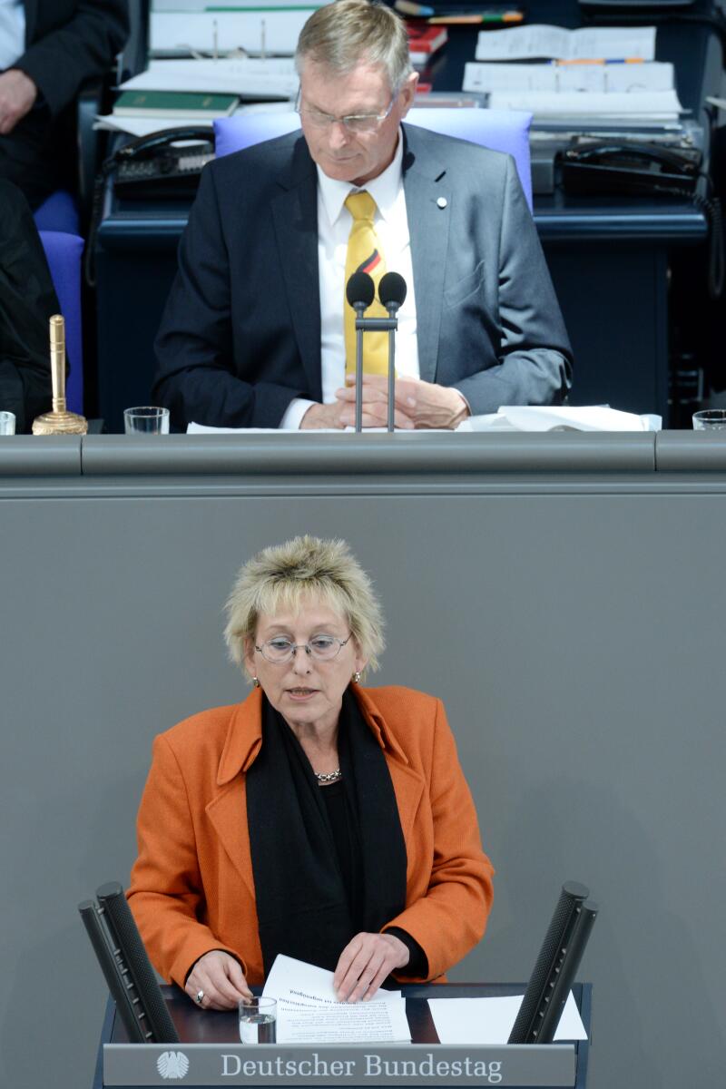 Bulling-Schröter, Eva; Singhammer, Johannes Eva Bulling-Schröter, DIE LINKE, Bundestagsabgeordnete, Abgeordnete, Mitglied des Deutschen Bundestages, MdB, Rede, Deutscher Bundestag, 20. Sitzung, Top 4, Thema: Energiewende, Vorsitz: Bundestagsvizepräsident Johannes Singhammer, CDU/CSU.; Rednerpult.