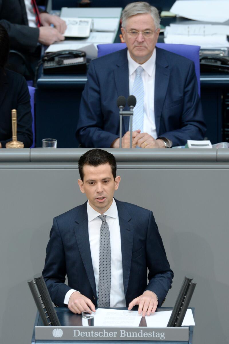 Dr. Martin Pätzold, CDU/CSU, Bundestagsabgeordneter, Abgeordneter, Mitglied des Deutschen Bundestages, MdB, Rede, Deutscher Bundestag, 33. Sitzung, Top 5, Thema: Soziales Europa, Vorsitz: Bundestagsvizepräsident Peter Hintze, CDU/CSU.; Rednerpult. Pätzold, Martin; Hintze, Peter Dr. Martin Pätzold, CDU/CSU, Bundestagsabgeordneter, Abgeordneter, Mitglied des Deutschen Bundestages, MdB, Rede, Deutscher Bundestag, 33. Sitzung, Top 5, Thema: Soziales Europa, Vorsitz: Bundestagsvizepräsident Peter Hintze, CDU/CSU.; Rednerpult.