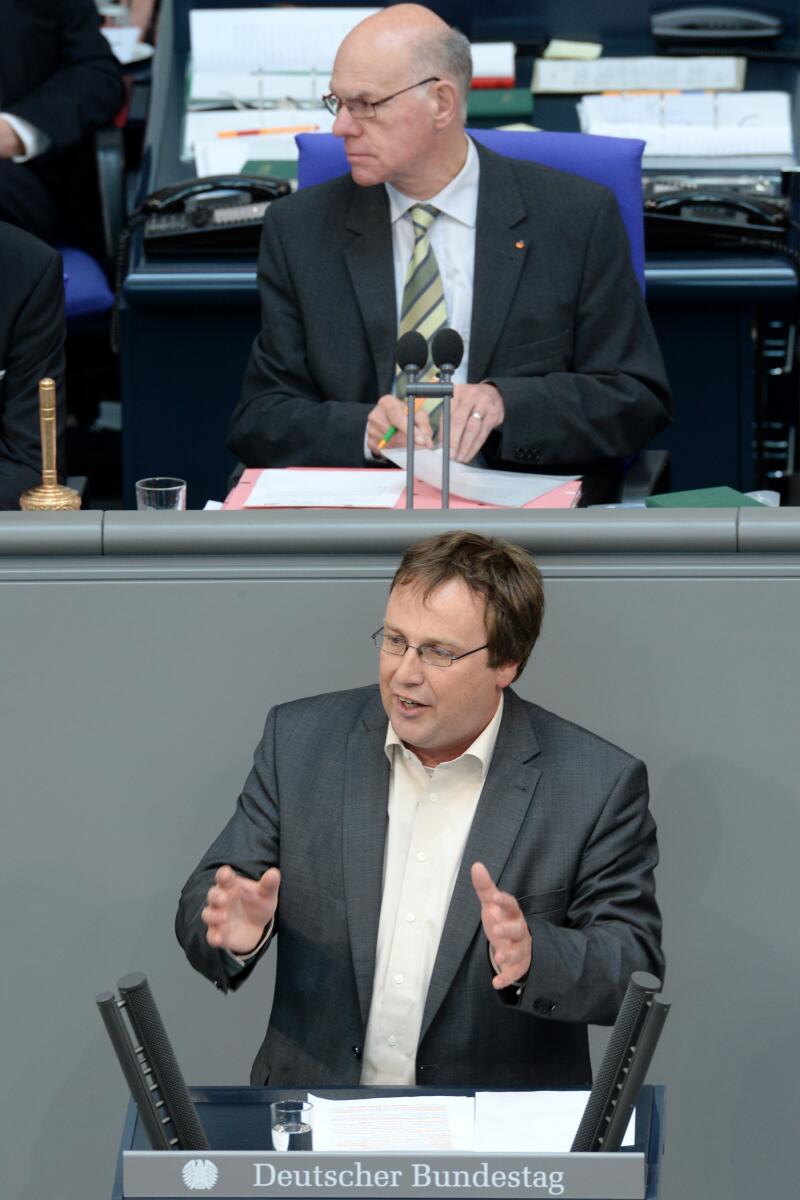Oliver Krischer, Bündnis 90/Die Grünen, Bundestagsabgeordneter, Abgeordneter, Mitglied des Deutschen Bundestages, MdB, Rede, Deutscher Bundestag, 33. Sitzung, Top 4, Thema: Reform des Erneuerbare-Energien-Gesetzes, Vorsitz: Bundestagspräsident Prof. Dr. Norbert Lammert, CDU/CSU.; Rednerpult. Krischer, Oliver; Lammert, Norbert Oliver Krischer, Bündnis 90/Die Grünen, Bundestagsabgeordneter, Abgeordneter, Mitglied des Deutschen Bundestages, MdB, Rede, Deutscher Bundestag, 33. Sitzung, Top 4, Thema: Reform des Erneuerbare-Energien-Gesetzes, Vorsitz: Bundestagspräsident Prof. Dr. Norbert Lammert, CDU/CSU.; Rednerpult.