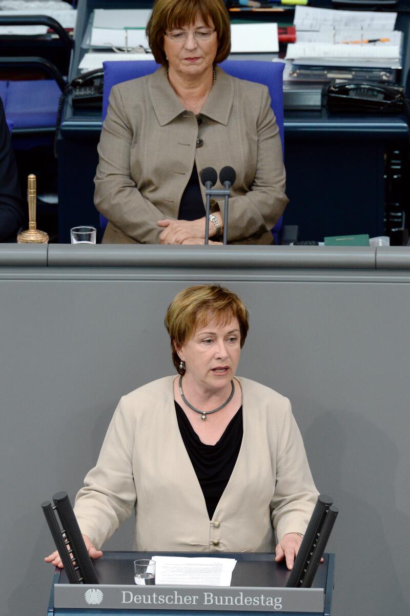 Karin Evers-Meyer, SPD, Bundestagsabgeordnete, Abgeordnete, Mitglied des Deutschen Bundestages, MdB, Rede, Deutscher Bundestag, 29. Sitzung, Epl 14, Thema: Haushalt 2014 - Verteidigung, Vorsitz: Bundestagsvizepräsidentin Ulla Schmidt, SPD.; Rednerpult. Evers-Meyer, Karin; Schmidt, Ulla Karin Evers-Meyer, SPD, Bundestagsabgeordnete, Abgeordnete, Mitglied des Deutschen Bundestages, MdB, Rede, Deutscher Bundestag, 29. Sitzung, Epl 14, Thema: Haushalt 2014 - Verteidigung, Vorsitz: Bundestagsvizepräsidentin Ulla Schmidt, SPD.; Rednerpult.