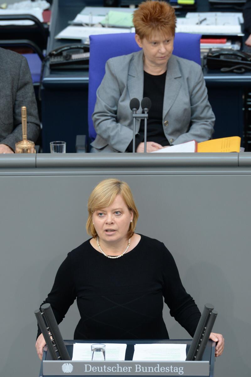 Dr. Gesine Lötzsch, DIE LINKE, Bundestagsabgeordnete, Abgeordnete, Mitglied des Deutschen Bundestages, MdB, Rede, Deutscher Bundestag, 29. Sitzung, Epl 04, Thema: Haushalt 2014 - Bundeskanzlerin und Bundeskanzleramt, Vorsitz: Bundestagsvizepräsidentin Petra Pau, DIE LINKE.; Rednerpult. Lötzsch, Gesine; Pau, Petra Dr. Gesine Lötzsch, DIE LINKE, Bundestagsabgeordnete, Abgeordnete, Mitglied des Deutschen Bundestages, MdB, Rede, Deutscher Bundestag, 29. Sitzung, Epl 04, Thema: Haushalt 2014 - Bundeskanzlerin und Bundeskanzleramt, Vorsitz: Bundestagsvizepräsidentin Petra Pau, DIE LINKE.; Rednerpult.