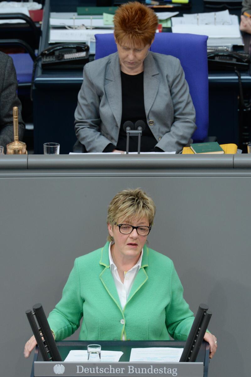 Hiltrud Lotze, SPD, Bundestagsabgeordnete, Abgeordnete, Mitglied des Deutschen Bundestages, MdB, Rede, Deutscher Bundestag, 29. Sitzung, Epl 04, Thema: Haushalt 2014 - Bundeskanzlerin und Bundeskanzleramt, Vorsitz: Bundestagsvizepräsidentin Petra Pau, DIE LINKE.; Rednerpult. Lotze, Hiltrud; Pau, Petra Hiltrud Lotze, SPD, Bundestagsabgeordnete, Abgeordnete, Mitglied des Deutschen Bundestages, MdB, Rede, Deutscher Bundestag, 29. Sitzung, Epl 04, Thema: Haushalt 2014 - Bundeskanzlerin und Bundeskanzleramt, Vorsitz: Bundestagsvizepräsidentin Petra Pau, DIE LINKE.; Rednerpult.