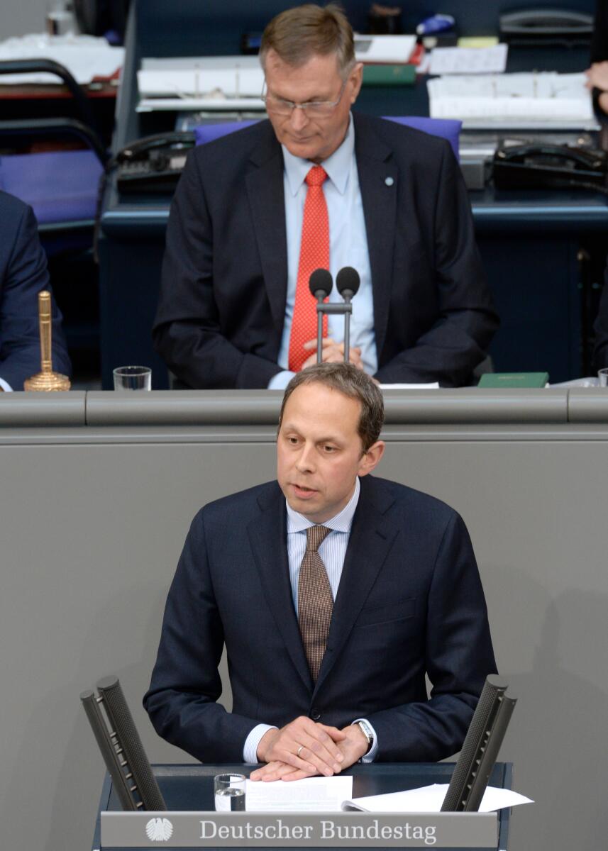 Hoppenstedt, Hendrik; Singhammer, Johannes Dr. Hendrik Hoppenstedt, CDU/CSU, Bundestagsabgeordneter, Abgeordneter, Mitglied des Deutschen Bundestages, MdB, Rede, Deutscher Bundestag, 28. Sitzung, EPL 07, Thema: Haushalt 2014 - Justiz und Verbraucherschutz, Vorsitz: Bundestagsvizepräsident Johannes Singhammer, CDU/CSU.; Rednerpult.