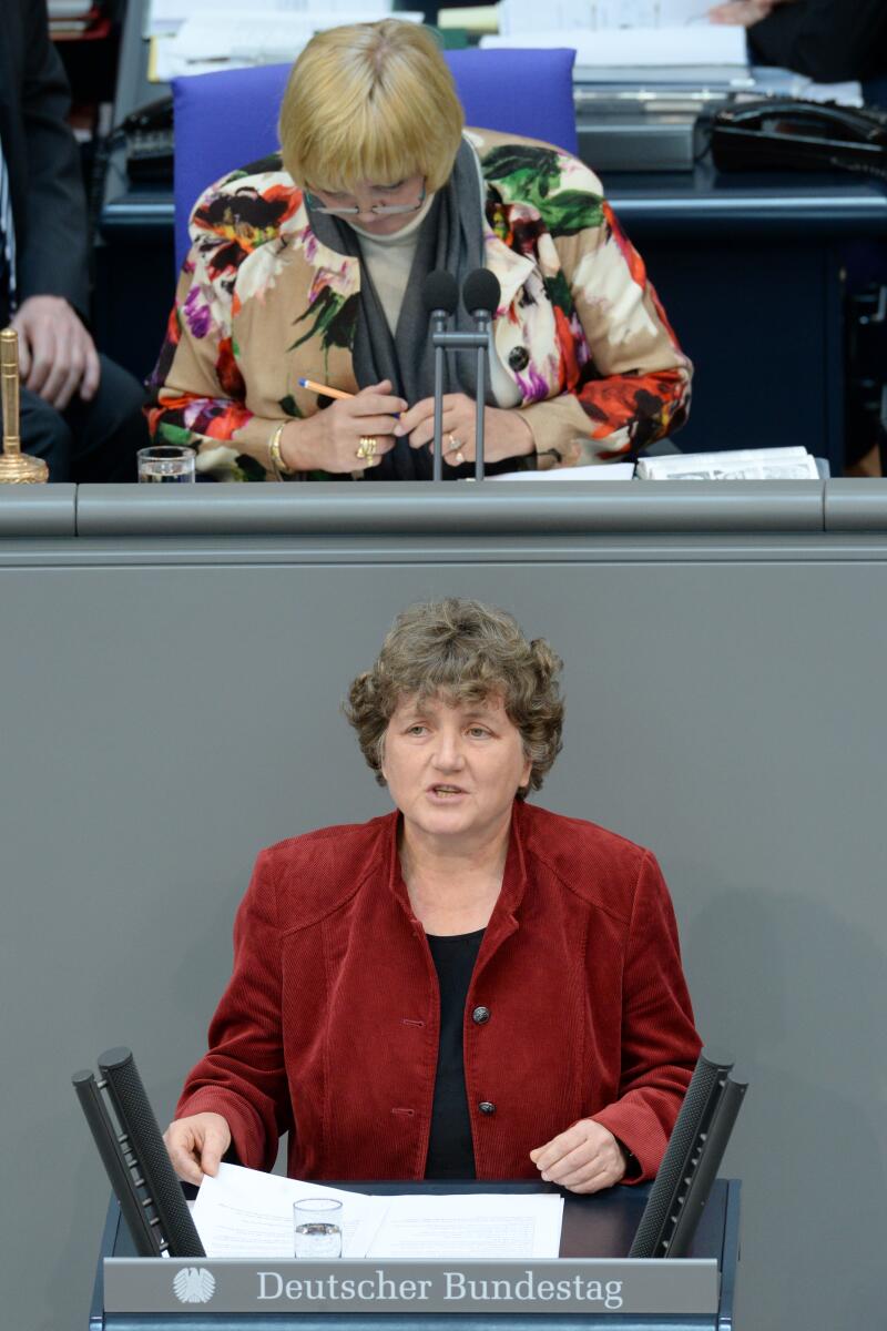 Dr. Kirsten Tackmann, DIE LINKE, Bundestagsabgeordnete, Abgeordnete, Mitglied des Deutschen Bundestages, MdB, Rede, Deutscher Bundestag, 26. Sitzung, Top 4, Thema: Direktzahlungen an landwirtschaftliche Betriebe, Vorsitz: Bundestagsvizepräsidentin Claudia Roth, Bündnis 90/Die Grünen.; Rednerpult. Tackmann, Kirsten; Roth, Claudia Dr. Kirsten Tackmann, DIE LINKE, Bundestagsabgeordnete, Abgeordnete, Mitglied des Deutschen Bundestages, MdB, Rede, Deutscher Bundestag, 26. Sitzung, Top 4, Thema: Direktzahlungen an landwirtschaftliche Betriebe, Vorsitz: Bundestagsvizepräsidentin Claudia Roth, Bündnis 90/Die Grünen.; Rednerpult.