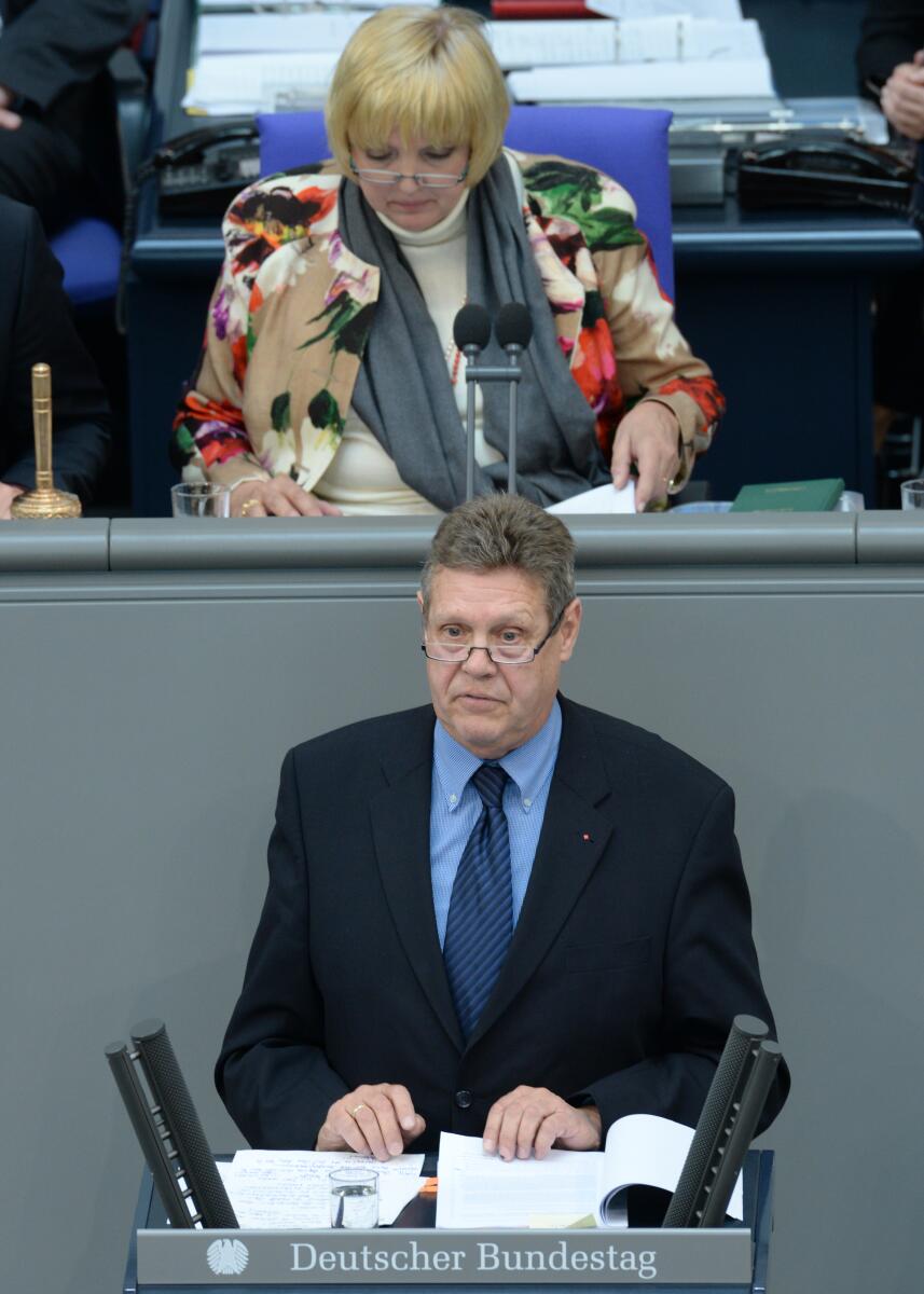Willi Brase, SPD, Bundestagsabgeordneter, Abgeordneter, Mitglied des Deutschen Bundestages, MdB, Rede, Deutscher Bundestag, 26. Sitzung, Top 4, Thema: Direktzahlungen an landwirtschaftliche Betriebe, Vorsitz: Bundestagsvizepräsidentin Claudia Roth, Bündnis 90/Die Grünen.; Rednerpult. Brase, Willi; Roth, Claudia Willi Brase, SPD, Bundestagsabgeordneter, Abgeordneter, Mitglied des Deutschen Bundestages, MdB, Rede, Deutscher Bundestag, 26. Sitzung, Top 4, Thema: Direktzahlungen an landwirtschaftliche Betriebe, Vorsitz: Bundestagsvizepräsidentin Claudia Roth, Bündnis 90/Die Grünen.; Rednerpult.