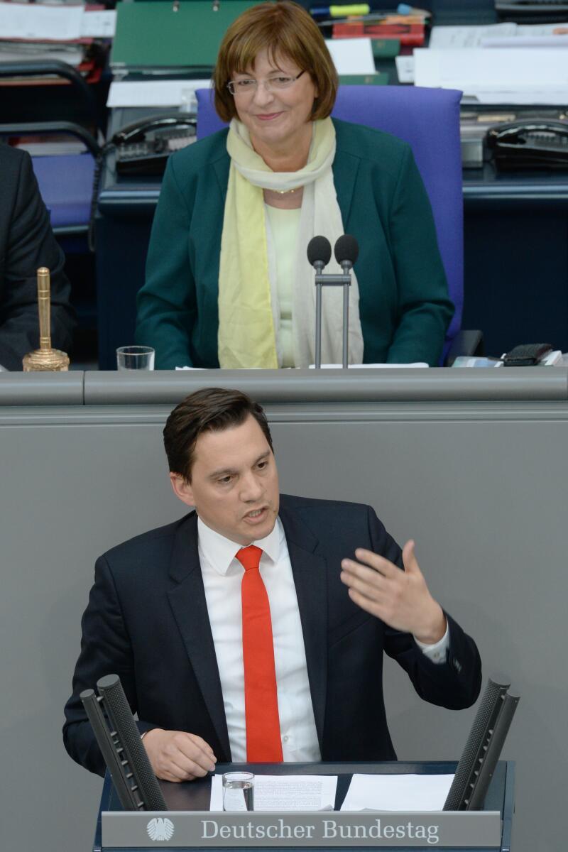 Fechner, Johannes; Schmidt, Ulla Dr. Johannes Fechner, SPD, Bundestagsabgeordneter, Abgeordneter, Mitglied des Deutschen Bundestages, MdB, Rede, Deutscher Bundestag, 26. Sitzung, Top 7, Thema: Minderheitenrechte in der 18. Wahlperiode, Vorsitz: Bundestagsvizepräsidentin Ulla Schmidt, SPD.; Rednerpult.