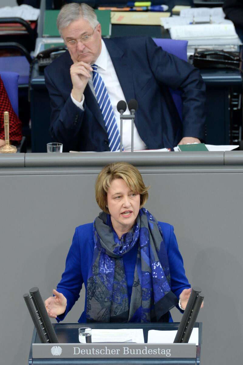 Dr. Anja Weisgerber, CDU/CSU, Bundestagsabgeordnete, Abgeordnete, Mitglied des Deutschen Bundestages, MdB, Rede, Deutscher Bundestag, 17. Sitzung, Top 3, Thema: Mietentwicklung und Wohnungsmarkt, Vorsitz: Bundestagsvizepräsident Peter Hintze, CDU/CSU.; Rednerpult. Weisgerber, Anja; Hintze, Peter Dr. Anja Weisgerber, CDU/CSU, Bundestagsabgeordnete, Abgeordnete, Mitglied des Deutschen Bundestages, MdB, Rede, Deutscher Bundestag, 17. Sitzung, Top 3, Thema: Mietentwicklung und Wohnungsmarkt, Vorsitz: Bundestagsvizepräsident Peter Hintze, CDU/CSU.; Rednerpult.