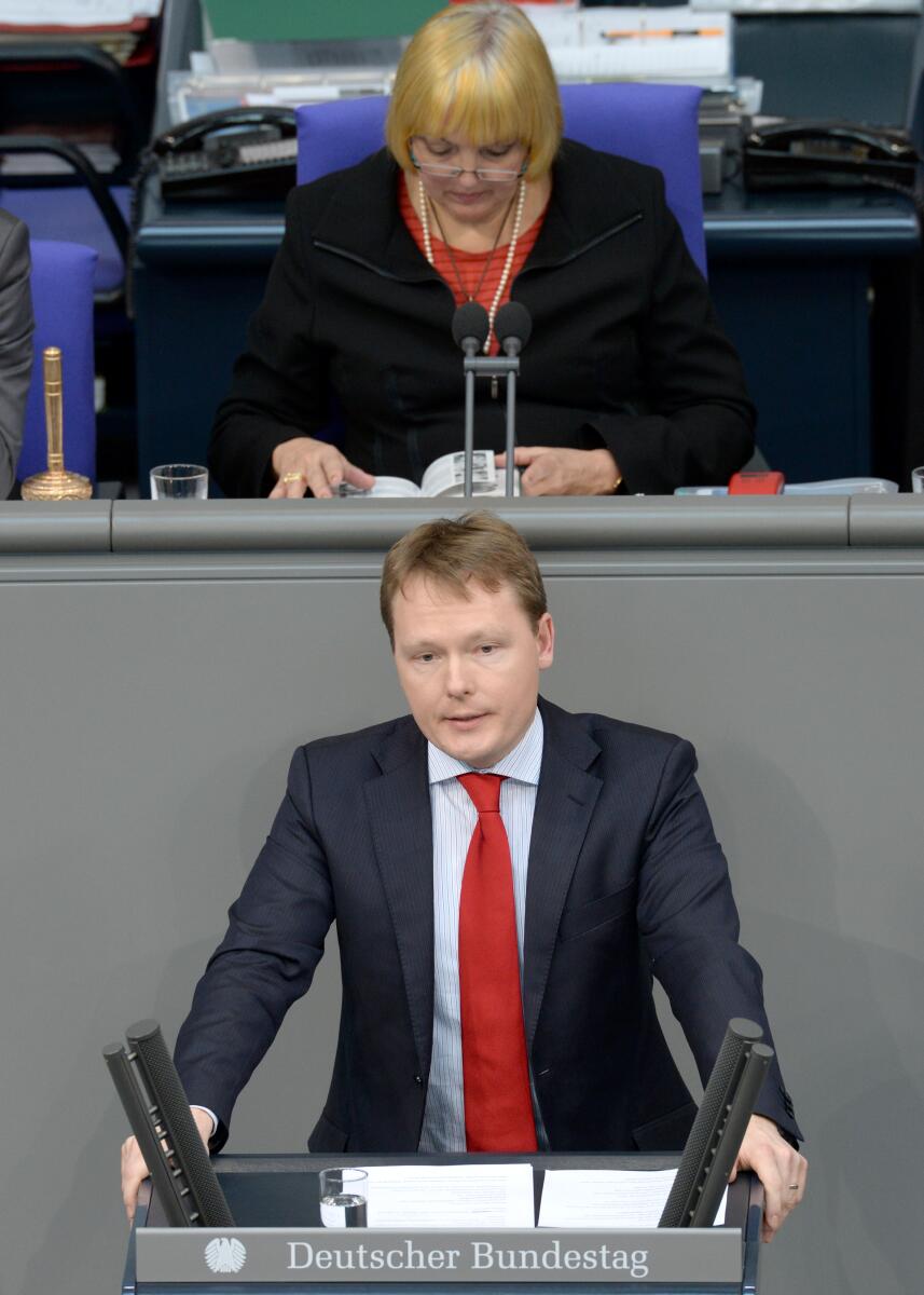 Christian Flisek, SPD, Bundestagsabgeordneter, Abgeordneter, Mitglied des Deutschen Bundestages, MdB, Rede, Deutscher Bundestag, 18. Sitzung, Top 18, Thema: Vorratsdatenspeicherung, Vorsitz: Bndestagsvizepräsidentin Claudia Roth, Bündnis 90/Die Grünen.; Rednerpult. Flisek, Christian; Roth, Claudia Christian Flisek, SPD, Bundestagsabgeordneter, Abgeordneter, Mitglied des Deutschen Bundestages, MdB, Rede, Deutscher Bundestag, 18. Sitzung, Top 18, Thema: Vorratsdatenspeicherung, Vorsitz: Bndestagsvizepräsidentin Claudia Roth, Bündnis 90/Die Grünen.; Rednerpult.