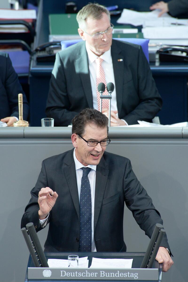 Müller, Gerd; Singhammer, Johannes Dr. Gerd Müller, BMin., CDU/CSU, Bundestagsabgeordneter, Abgeordneter, Mitglied des Deutschen Bundestages, MdB, Rede, Deutscher Bundestag, 14. Sitzung, Top 4, Thema: Bundeswehreinsatz in Afghanistan (ISAF), Vorsitz: Bundestagsvizepräsident Johannes Singhammer, CDU/CSU.; Rednerpult.