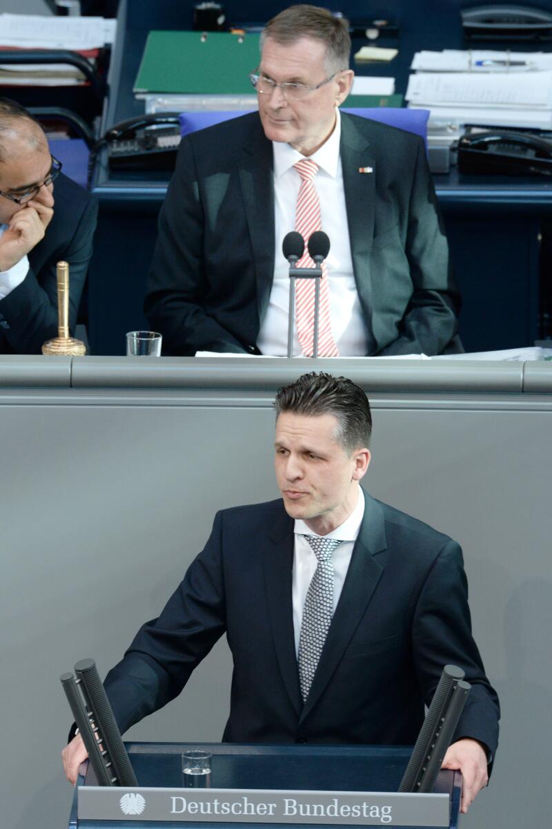 Frei, Thorsten; Singhammer, Johannes Thorsten Frei, CDU/CSU, Bundestagsabgeordneter, Abgeordneter, Mitglied des Deutschen Bundestages, MdB, Rede, Deutscher Bundestag, 14. Sitzung, Top 4, Thema: Bundeswehreinsatz in Afghanistan (ISAF), Vorsitz: Bundestagsvizepräsident Johannes Singhammer, CDU/CSU.; Rednerpult.