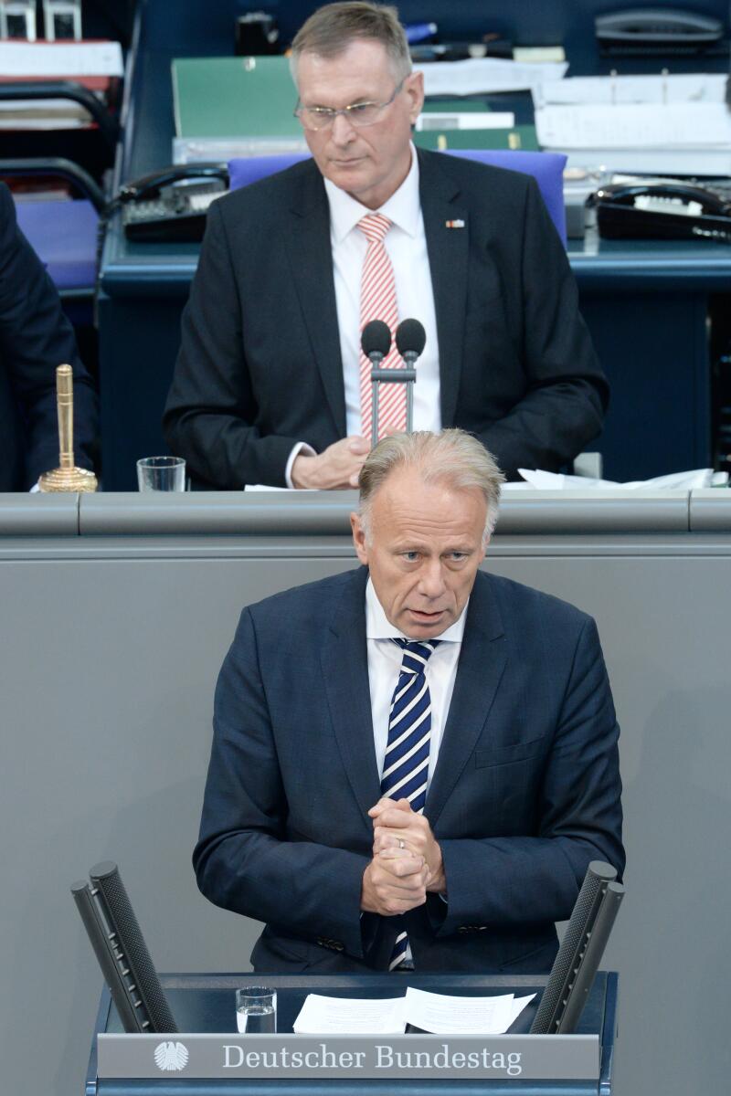 Trittin, Jürgen; Singhammer, Johannes Jürgen Trittin, Bündnis 90/Die Grünen, Bundestagsabgeordneter, Abgeordneter, Mitglied des Deutschen Bundestages, MdB, Rede, Deutscher Bundestag, 14. Sitzung, Top 4, Thema: Bundeswehreinsatz in Afghanistan (ISAF), Vorsitz: Bundestagsvizepräsident Johannes Singhammer, CDU/CSU.; Rednerpult.