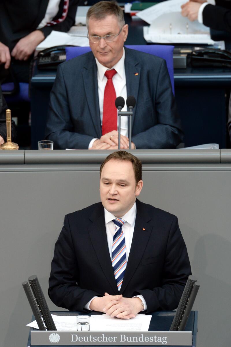 Ostermann, Tim; Singhammer, Johannes Dr. Tim Ostermann, CDU/CSU, Bundestagsabgeordneter, Abgeordneter, Mitglied des Deutschen Bundestages, MdB, Rede, Deutscher Bundestag, 15. Sitzung, Top 14, Thema: Demokratie im digitalen Zeitalter, Vorsitz: Bundestagsvizepräsident Johannes Sinhghammer, CDU/CSU.; Rednerpult.