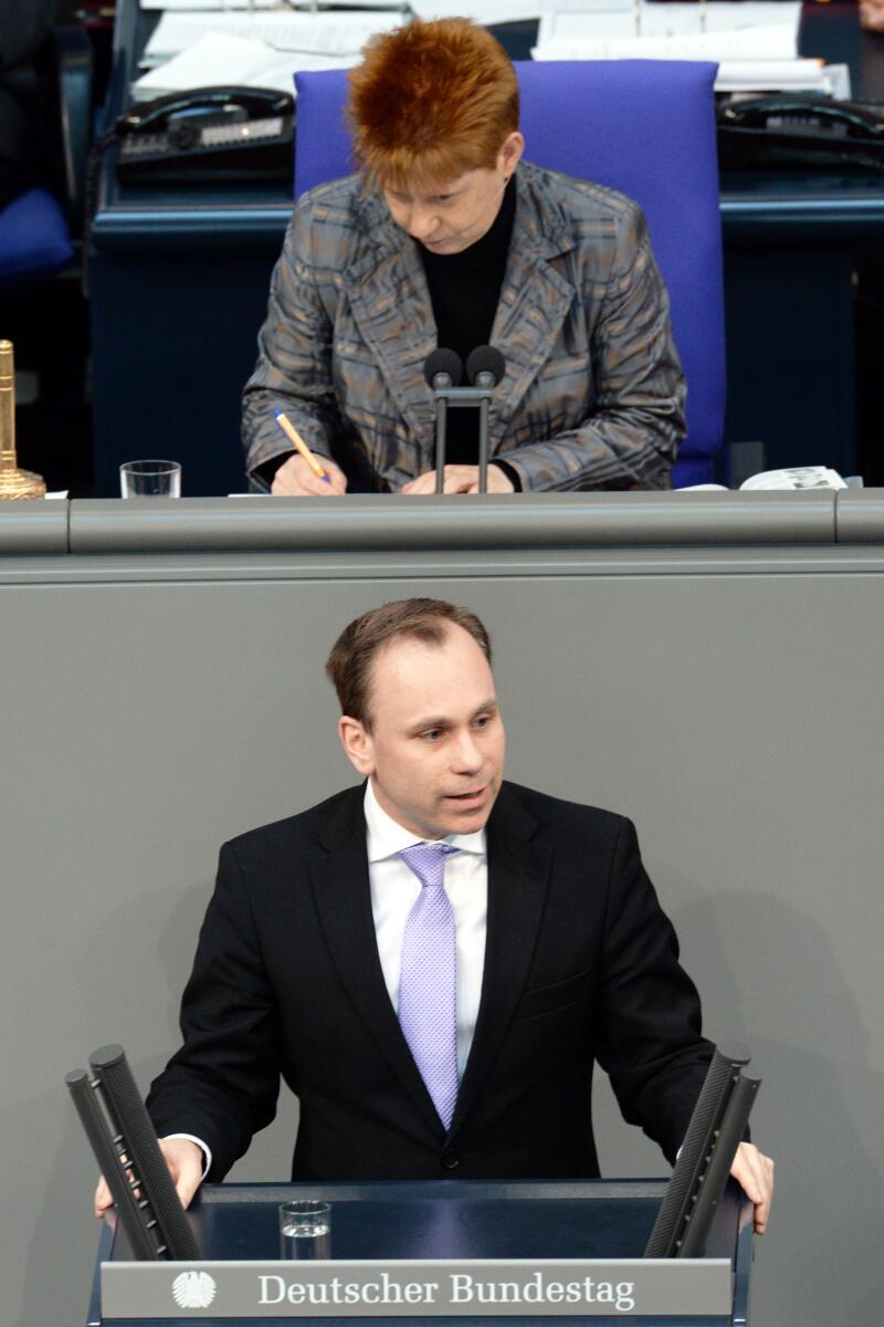 Dr. Volker Ullrich, CDU/CSU, Bundestagsabgeordneter, Abgeordneter, Mitglied des Deutschen Bundestages, MdB, Rede, Deutscher Bundestag, 15. Sitzung, Top 14, Thema: Demokratie im digitalen Zeitalter, Vorsitz: Bundestagsvizepräsidentin Petra Pau, DIE LINKE.; Rednerpult. Ullrich, Volker; Pau, Petra Dr. Volker Ullrich, CDU/CSU, Bundestagsabgeordneter, Abgeordneter, Mitglied des Deutschen Bundestages, MdB, Rede, Deutscher Bundestag, 15. Sitzung, Top 14, Thema: Demokratie im digitalen Zeitalter, Vorsitz: Bundestagsvizepräsidentin Petra Pau, DIE LINKE.; Rednerpult.