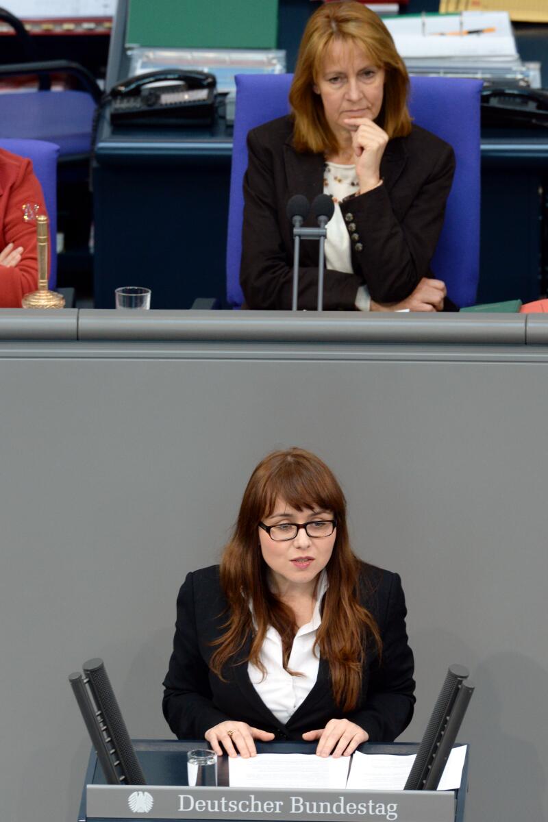 Giousouf, Cemile; Bulmahn, Edelgard Cemile Giousouf, CDU/CSU, Bundestagsabgeordnete, Abgeordnete, Mitglied des Deutschen Bundestages, MdB, Rede, Deutscher Bundestag, 15. Sitzung, Top 16, Thema: BAföG-Reform, Vorsitz: Bundestagsvizepräsidentin Edelgard Bulmahn, SPD.; Rednerpult.