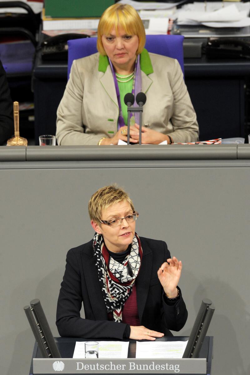 Dittmar, Sabine; Roth, Claudia Sabine Dittmar, SPD, Bundestagsabgeordnete, Abgeordnete, Mitglied des Deutschen Bundestages, MdB, Rede, Deutscher Bundestag, 11. Sitzung, Top 1, Thema: Gesundheit, Vorsitz: Bundestagsvizepräsidentin Claudia Roth, Bündnis 90/Die Grünen.; Rednerpult.