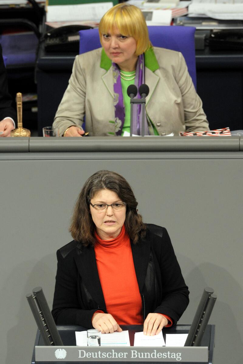 Ute Vogt, SPD, Bundestagsabgeordnete, Abgeordnete, Mitglied des Deutschen Bundestages, MdB, Rede, Deutscher Bundestag, 11. Sitzung, Top 1, Thema: Ernährung und Landwirtschaft, Vorsitz: Bundestagsvizepräsidentin Claudia Roth, Bündnis 90/Die Grünen.; Rednerpult. Vogt, Ute; Roth, Claudia Ute Vogt, SPD, Bundestagsabgeordnete, Abgeordnete, Mitglied des Deutschen Bundestages, MdB, Rede, Deutscher Bundestag, 11. Sitzung, Top 1, Thema: Ernährung und Landwirtschaft, Vorsitz: Bundestagsvizepräsidentin Claudia Roth, Bündnis 90/Die Grünen.; Rednerpult.