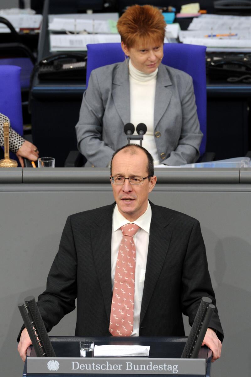 Peter Stein, CDU/CSU, Bundestagsabgeordneter, Abgeordneter, Mitglied des Deutschen Bundestages, MdB, Rede, Deutscher Bundestag, 11. Sitzung, Top 1, Thema: Wirtschaft und Energie, Vorsitz: Bundestagsvizepräsidentin Petra Pau, DIE LINKE.; Rednerpult. Stein, Peter; Pau, Petra Peter Stein, CDU/CSU, Bundestagsabgeordneter, Abgeordneter, Mitglied des Deutschen Bundestages, MdB, Rede, Deutscher Bundestag, 11. Sitzung, Top 1, Thema: Wirtschaft und Energie, Vorsitz: Bundestagsvizepräsidentin Petra Pau, DIE LINKE.; Rednerpult.