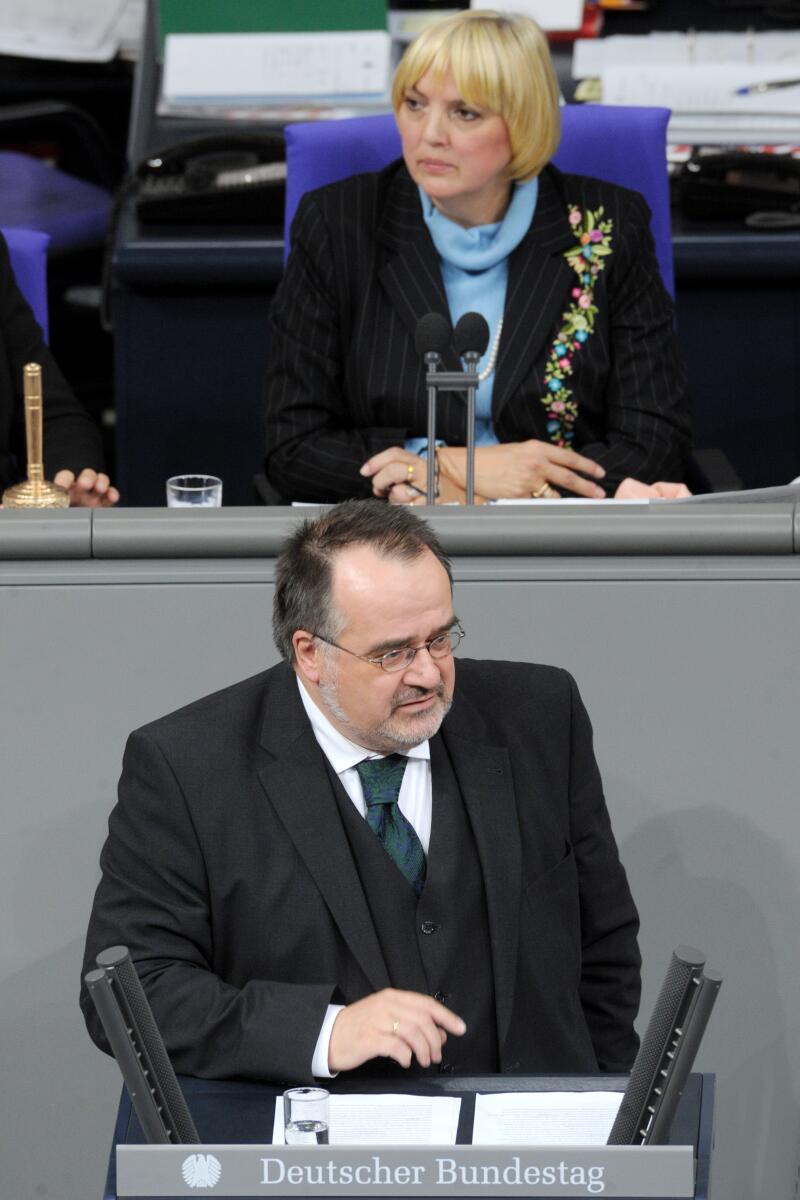 Prof. Dr. Matthias Zimmer, CDU/CSU, Bundestagsabgeordneter, Abgeordneter, Mitglied des Deutschen Bundestages, MdB, Rede, Deutscher Bundestag, 3. Sitzung, Top 9, Thema: Mindestlohngesetz, Vorsitz: Bundestagsvizepräsidentin Claudia Roth, Bündnis 90/Die Grünen.; Rednerpult. Zimmer, Matthias; Roth, Claudia Prof. Dr. Matthias Zimmer, CDU/CSU, Bundestagsabgeordneter, Abgeordneter, Mitglied des Deutschen Bundestages, MdB, Rede, Deutscher Bundestag, 3. Sitzung, Top 9, Thema: Mindestlohngesetz, Vorsitz: Bundestagsvizepräsidentin Claudia Roth, Bündnis 90/Die Grünen.; Rednerpult.