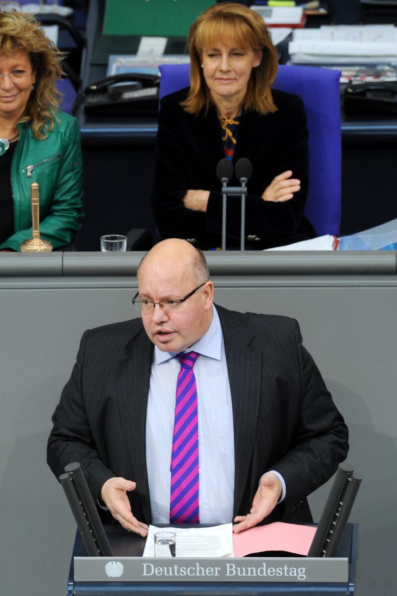 Peter Altmaier, BMin., CDU/CSU, Bundestagsabgeordneter, Abgeordneter, Mitglied des Deutschen Bundestages, MdB, Rede, Deutscher Bundestag, 3. Sitzung, Top 5, Thema: Klimakonferenz in Warschau, Vorsitz: Bundestagsvizepräsidentin Edelgard Bulmahn, SPD.; Rednerpult. Altmaier, Peter; Bulmahn, Edelgard Peter Altmaier, BMin., CDU/CSU, Bundestagsabgeordneter, Abgeordneter, Mitglied des Deutschen Bundestages, MdB, Rede, Deutscher Bundestag, 3. Sitzung, Top 5, Thema: Klimakonferenz in Warschau, Vorsitz: Bundestagsvizepräsidentin Edelgard Bulmahn, SPD.; Rednerpult.