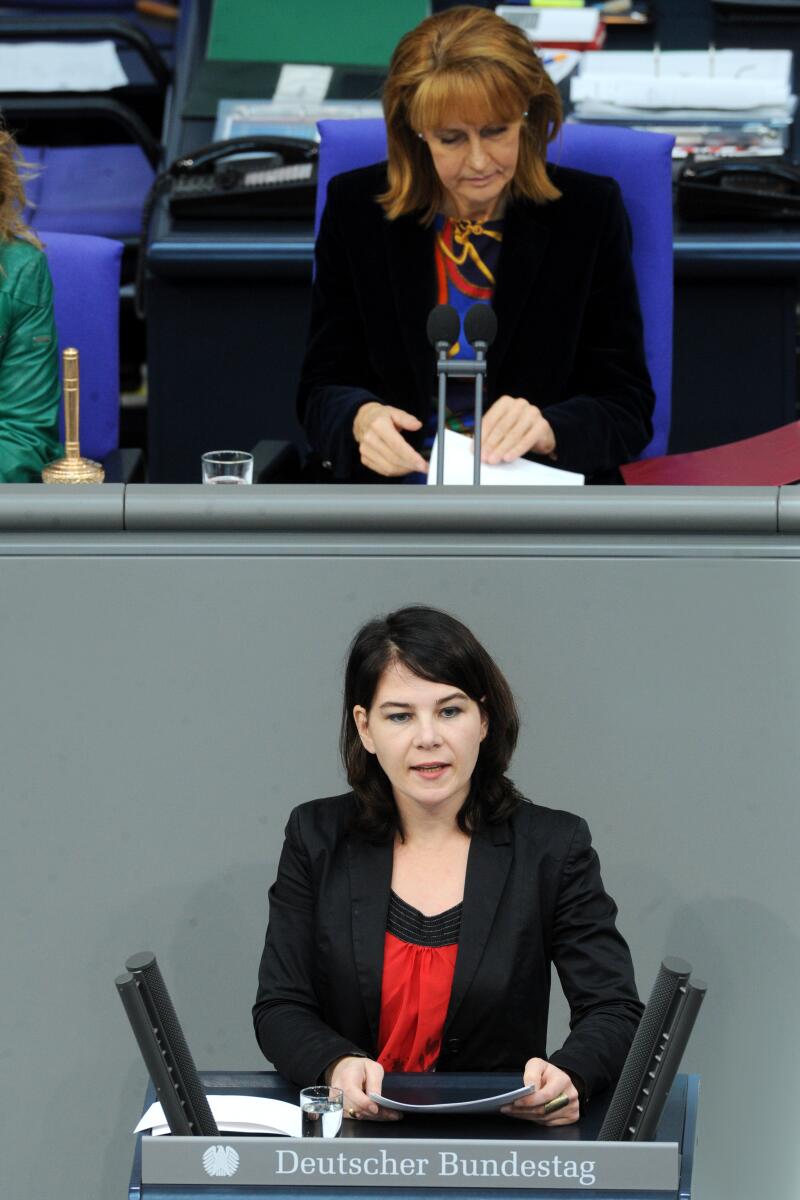 Baerbock, Annalena; Bulmahn, Edelgard Annalena Baerbock, Bündnis 90/Die Grünen, Bundestagsabgeordnete, Abgeordnete, Mitglied des Deutschen Bundestages, MdB, Rede, Deutscher Bundestag, 3. Sitzung, Top 5, Thema: Klimakonferenz in Warschau, Vorsitz: Bundestagsvizepräsidentin Edelgard Bulmahn, SPD.; Rednerpult.