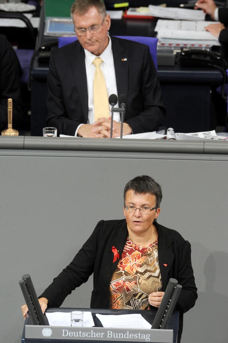 Vogler, Kathrin; Singhammer, Johannes Kathrin Vogler, DIE LINKE, Bundestagsabgeordnete, Abgeordnete, Mitglied des Deutschen Bundestages, MdB, Rede, Deutscher Bundestag, 3. Sitzung, Top 7, Thema: Bundeswehreinsatz in Darfur (UNAMID), Vorsitz: Bundestagsvizepräsident Johannes Singhammer, CDU/CSU.; Rednerpult.