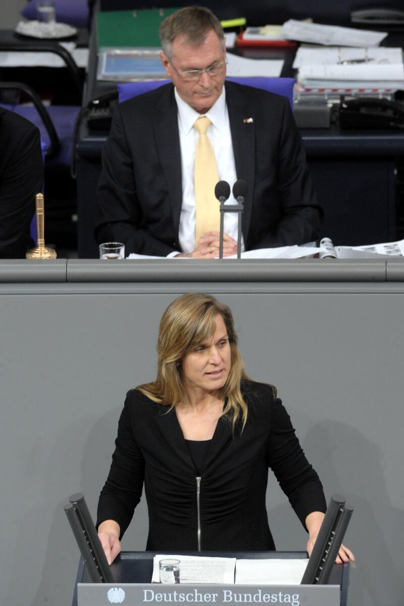 Keul, Katja; Singhammer, Johannes Katja Keul, Bündnis 90/Die Grünen, Bundestagsabgeordnete, Abgeordnete, Mitglied des Deutschen Bundestages, MdB, Rede, Deutscher Bundestag, 3. Sitzung, Top 7, Thema: Bundeswehreinsatz in Darfur (UNAMID), Vorsitz: Bundestagsvizepräsident Johannes Singhammer, CDU/CSU.; Rednerpult.