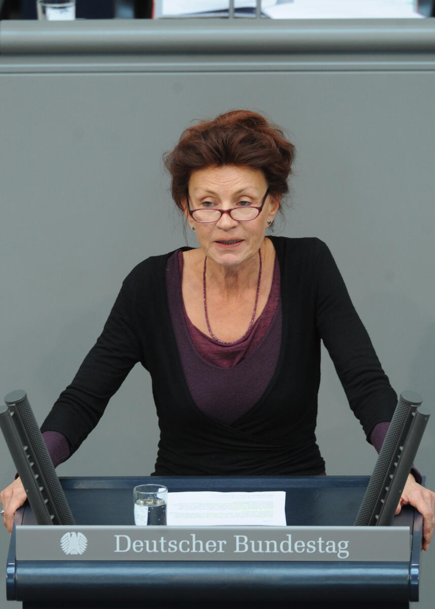 Ulla Jelpke, DIE LINKE, Bundestagsabgeordnete, Abgeordnete, Mitglied des Deutschen Bundestages, MdB, Rede, Deutscher Bundestag, 246. Sitzung, Top 7, Thema: Bundeswehrvertriebenengesetz, Redner 4.; Rednerpult. Jelpke, Ulla Ulla Jelpke, DIE LINKE, Bundestagsabgeordnete, Abgeordnete, Mitglied des Deutschen Bundestages, MdB, Rede, Deutscher Bundestag, 246. Sitzung, Top 7, Thema: Bundeswehrvertriebenengesetz, Redner 4.; Rednerpult.