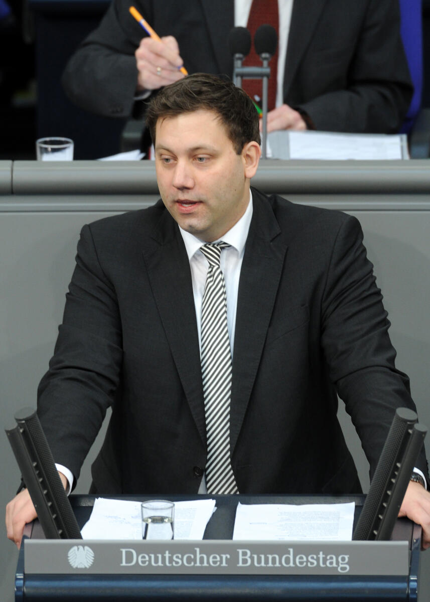 Lars Klingbeil, SPD, Bundestagsabgeordneter, Abgeordneter, Mitglied des Deutschen Bundestages, MdB, Rede, Deutscher Bundestag, 219. Sitzung, Top 7, Thema: Bundeswehreinsatz in Afghanistan (ISAF), Redner 7.; Rednerpult. Klingbeil, Lars Lars Klingbeil, SPD, Bundestagsabgeordneter, Abgeordneter, Mitglied des Deutschen Bundestages, MdB, Rede, Deutscher Bundestag, 219. Sitzung, Top 7, Thema: Bundeswehreinsatz in Afghanistan (ISAF), Redner 7.; Rednerpult.