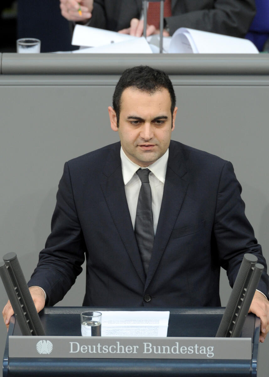 Bijan Djir-Sarai, FDP, Bundestagsabgeordneter, Abgeordneter, Mitglied des Deutschen Bundestages, MdB, Rede, Deutscher Bundestag, 219. Sitzung, Top 7, Thema: Bundeswehreinsatz in Afghanistan (ISAF), Redner 6.; Rednerpult. Djir-Sarai, Bijan Bijan Djir-Sarai, FDP, Bundestagsabgeordneter, Abgeordneter, Mitglied des Deutschen Bundestages, MdB, Rede, Deutscher Bundestag, 219. Sitzung, Top 7, Thema: Bundeswehreinsatz in Afghanistan (ISAF), Redner 6.; Rednerpult.
