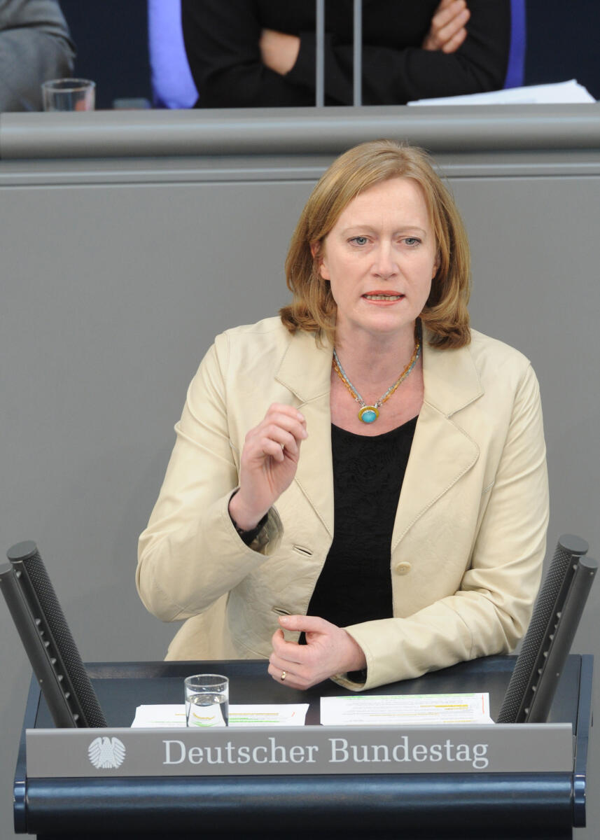 Kerstin Andreae, Bündnis 90/Die Grünen, Bundestagsabgeordnete, Abgeordnete, Mitglied des Deutschen Bundestages, MdB, Rede, Deutscher Bundestag, 228. Sitzung, Top 4, Thema: Zukunftsinvestitionen in die Wirtschaft, Redner 5.; Rednerpult. Andreae, Kerstin Kerstin Andreae, Bündnis 90/Die Grünen, Bundestagsabgeordnete, Abgeordnete, Mitglied des Deutschen Bundestages, MdB, Rede, Deutscher Bundestag, 228. Sitzung, Top 4, Thema: Zukunftsinvestitionen in die Wirtschaft, Redner 5.; Rednerpult.