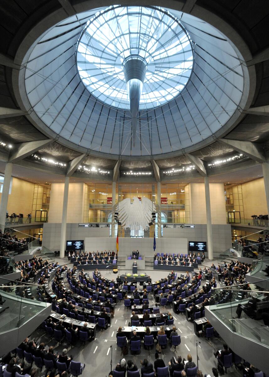 Gauck, Joachim; Schmidt, Ulla Gedenkstunde des Deutschen Bundestages zum Tag des Gedenkens an die Opfer des Nationalsozialismus. Bundestagspräsident Prof. Dr. Norbert Lammert begrüßt die Gäste im Plenarsaal. Daniil Granin, (geboren am 1. Januar 1919), Schriftsteller aus St. Petersburg in Russland, erlebte während des 2. Weltkrieges die Belagerung von Leningrad, hält die Gedenkrede. Im Anschluss eröffnet Bundestagsvizepräsidentin Ulla Schmidt im Foyer des Paul-Löbe-Hauses die Ausstellung "Erfasst, verfolgt, vernichtet. Kranke und behinderte Menschen im Nationalsozialismus", deren Schirmherr Bundespräsident Dr. Joachim Gauck ist.; Übersicht, Adler, Bundesadler, Plenum, Plenarsaal, Kuppel.