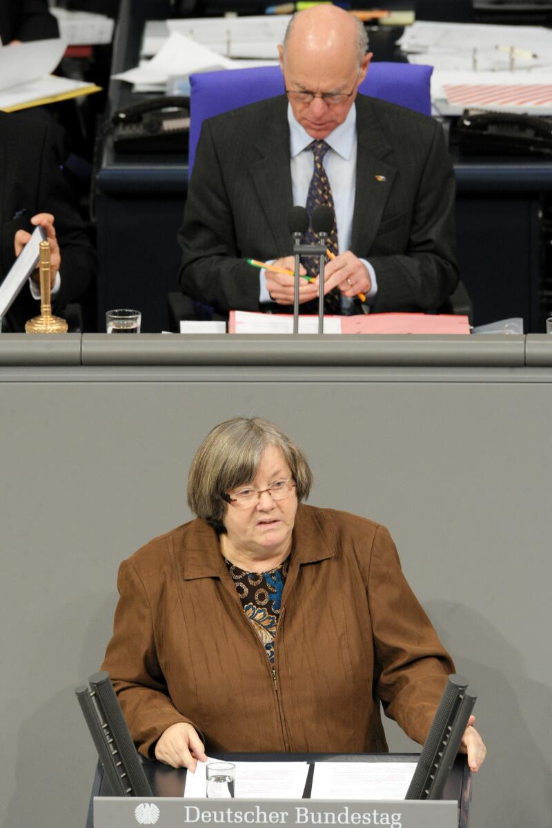 Dr. Rosemarie Hein, DIE LINKE, Bundestagsabgeordnete, Abgeordnete, Mitglied des Deutschen Bundestages, MdB, Rede, Deutscher Bundestag, 8. Sitzung, Top 3, Thema: Pisa-Studie 2012, Vorsitz: Bundestagspräsident Prof. Dr. Norbert Lammert, CDU/CSU.; Rednerpult. Hein, Rosemarie; Lammert, Norbert Dr. Rosemarie Hein, DIE LINKE, Bundestagsabgeordnete, Abgeordnete, Mitglied des Deutschen Bundestages, MdB, Rede, Deutscher Bundestag, 8. Sitzung, Top 3, Thema: Pisa-Studie 2012, Vorsitz: Bundestagspräsident Prof. Dr. Norbert Lammert, CDU/CSU.; Rednerpult.