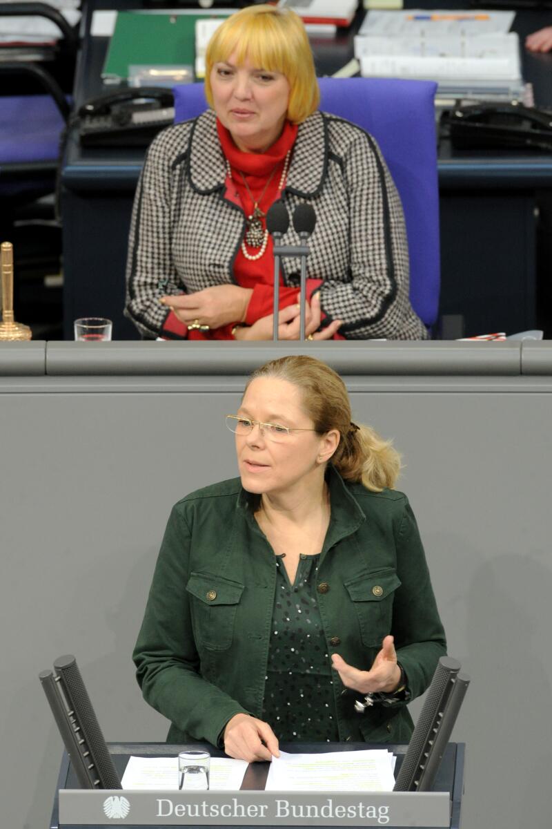 Wagner, Doris; Roth, Claudia Doris Wagner, Bündnis 90/DIe Grünen, Bundestagsabgeordnete, Abgeordnete, Mitglied des Deutschen Bundestages, MdB, Rede, Deutscher Bundestag, 8. Sitzung, Top 4, Thema: Jahresbericht 2012 des Wehrbeauftragten, Vorsitz: Bundestagsvizepräsidentin Claudia Roth, Bündnis 90/Die Grünen.; Rednerpult.