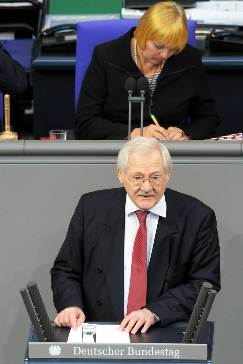 Dr. Egon Jüttner, CDU/CSU, Bundestagsabgeordneter, Abgeordneter, Mitglied des Deutschen Bundestages, MdB, Rede, Deutscher Bundestag, 9. Sitzung, Top 16, Thema: Flüchtlingspolitik der Europäischen Union, Vorsitz: Bundestagsvizepräsidentin Claudia Roth, Bündnis 90/Die Grünen.; Rednerpult. Jüttner, Egon; Roth, Claudia Dr. Egon Jüttner, CDU/CSU, Bundestagsabgeordneter, Abgeordneter, Mitglied des Deutschen Bundestages, MdB, Rede, Deutscher Bundestag, 9. Sitzung, Top 16, Thema: Flüchtlingspolitik der Europäischen Union, Vorsitz: Bundestagsvizepräsidentin Claudia Roth, Bündnis 90/Die Grünen.; Rednerpult.