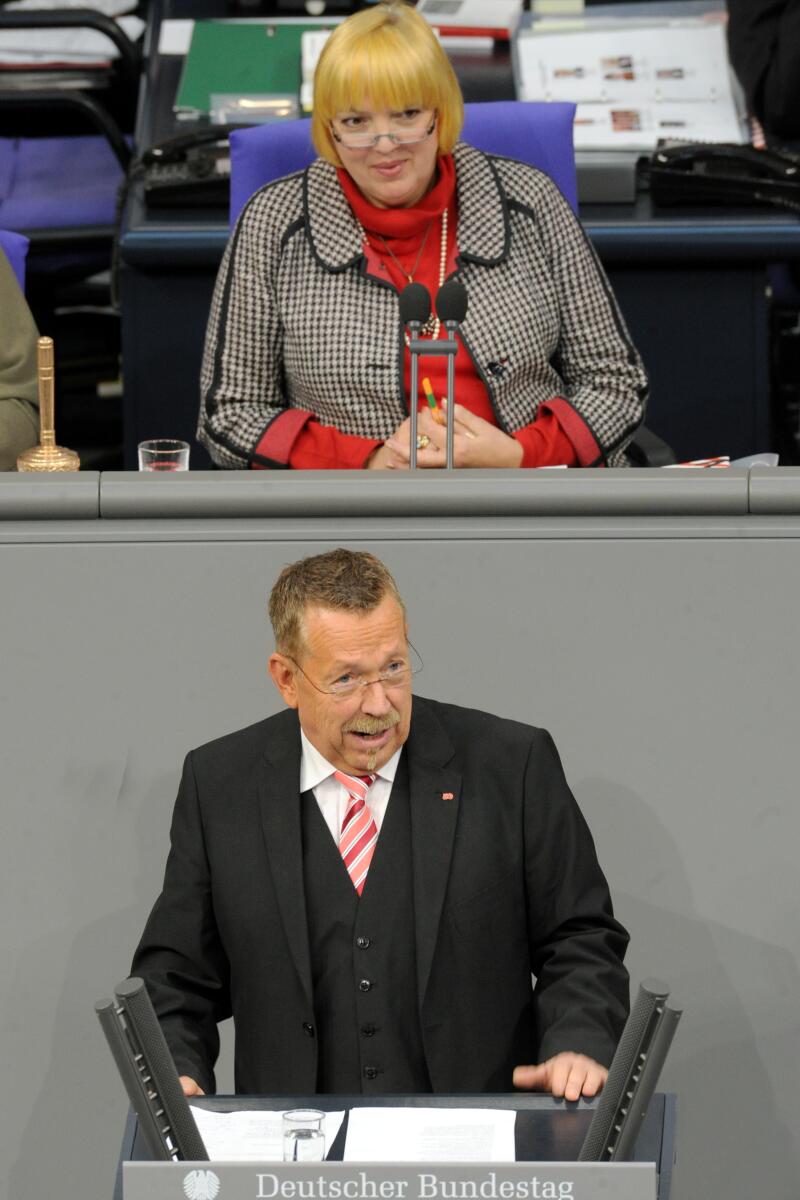 Karl-Heinz Brunner, SPD, Bundestagsabgeordneter, Abgeordneter, Mitglied des Deutschen Bundestages, MdB, Rede, Deutscher Bundestag, 8. Sitzung, Top 4, Thema: Jahresbericht 2012 des Wehrbeauftragten, Vorsitz: Bundestagsvizepräsidentin Claudia Roth, Bündnis 90/Die Grünen.; Rednerpult. Brunner, Karl-Heinz; Roth, Claudia Karl-Heinz Brunner, SPD, Bundestagsabgeordneter, Abgeordneter, Mitglied des Deutschen Bundestages, MdB, Rede, Deutscher Bundestag, 8. Sitzung, Top 4, Thema: Jahresbericht 2012 des Wehrbeauftragten, Vorsitz: Bundestagsvizepräsidentin Claudia Roth, Bündnis 90/Die Grünen.; Rednerpult.