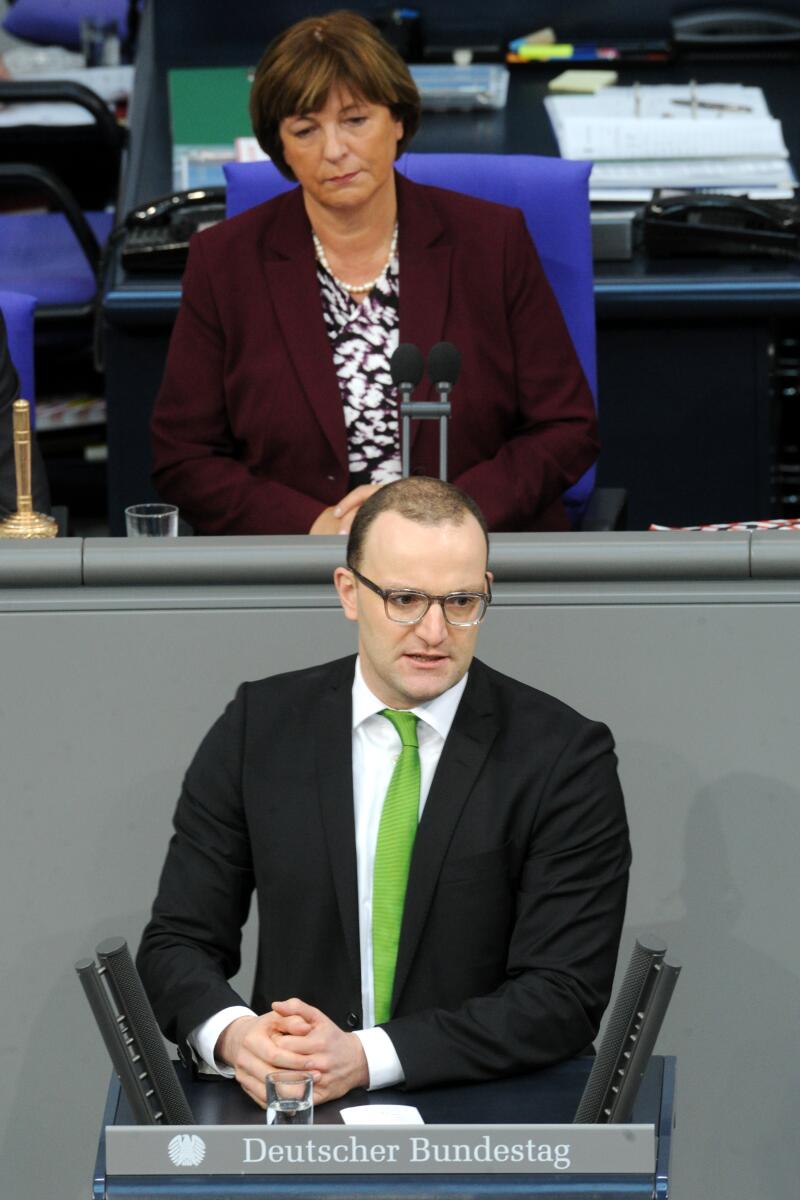 Jens Spahn, CDU/CSU, Bundestagsabgeordneter, Abgeordneter, Mitglied des Deutschen Bundestages, MdB, Rede, Deutscher Bundestag, 5. Sitzung, Top 6, Thema: Preismoratorium für Arzneimittel, Vorsitz: Bundestagsvizepräsidentin Ulla Schmidt, SPD.; Rednerpult. Spahn, Jens; Schmidt, Ulla Jens Spahn, CDU/CSU, Bundestagsabgeordneter, Abgeordneter, Mitglied des Deutschen Bundestages, MdB, Rede, Deutscher Bundestag, 5. Sitzung, Top 6, Thema: Preismoratorium für Arzneimittel, Vorsitz: Bundestagsvizepräsidentin Ulla Schmidt, SPD.; Rednerpult.