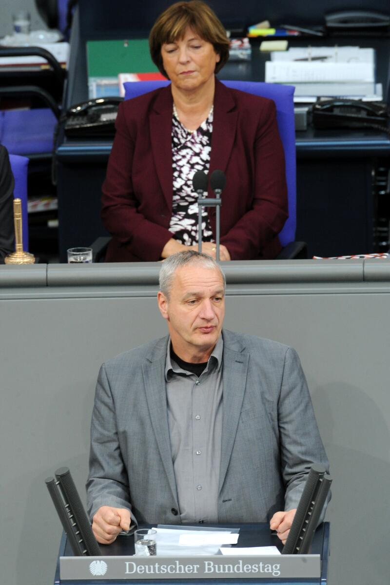 Dr. Harald Terpe, Bündnis 90/Die Grünen, Bundestagsabgeordneter, Abgeordneter, Mitglied des Deutschen Bundestages, MdB, Rede, Deutscher Bundestag, 5. Sitzung, Top 6, Thema: Preismoratorium für Arzneimittel, Vorsitz: Bundestagsvizepräsidentin Ulla Schmidt, SPD.; Rednerpult. Terpe, Harald; Schmidt, Ulla Dr. Harald Terpe, Bündnis 90/Die Grünen, Bundestagsabgeordneter, Abgeordneter, Mitglied des Deutschen Bundestages, MdB, Rede, Deutscher Bundestag, 5. Sitzung, Top 6, Thema: Preismoratorium für Arzneimittel, Vorsitz: Bundestagsvizepräsidentin Ulla Schmidt, SPD.; Rednerpult.