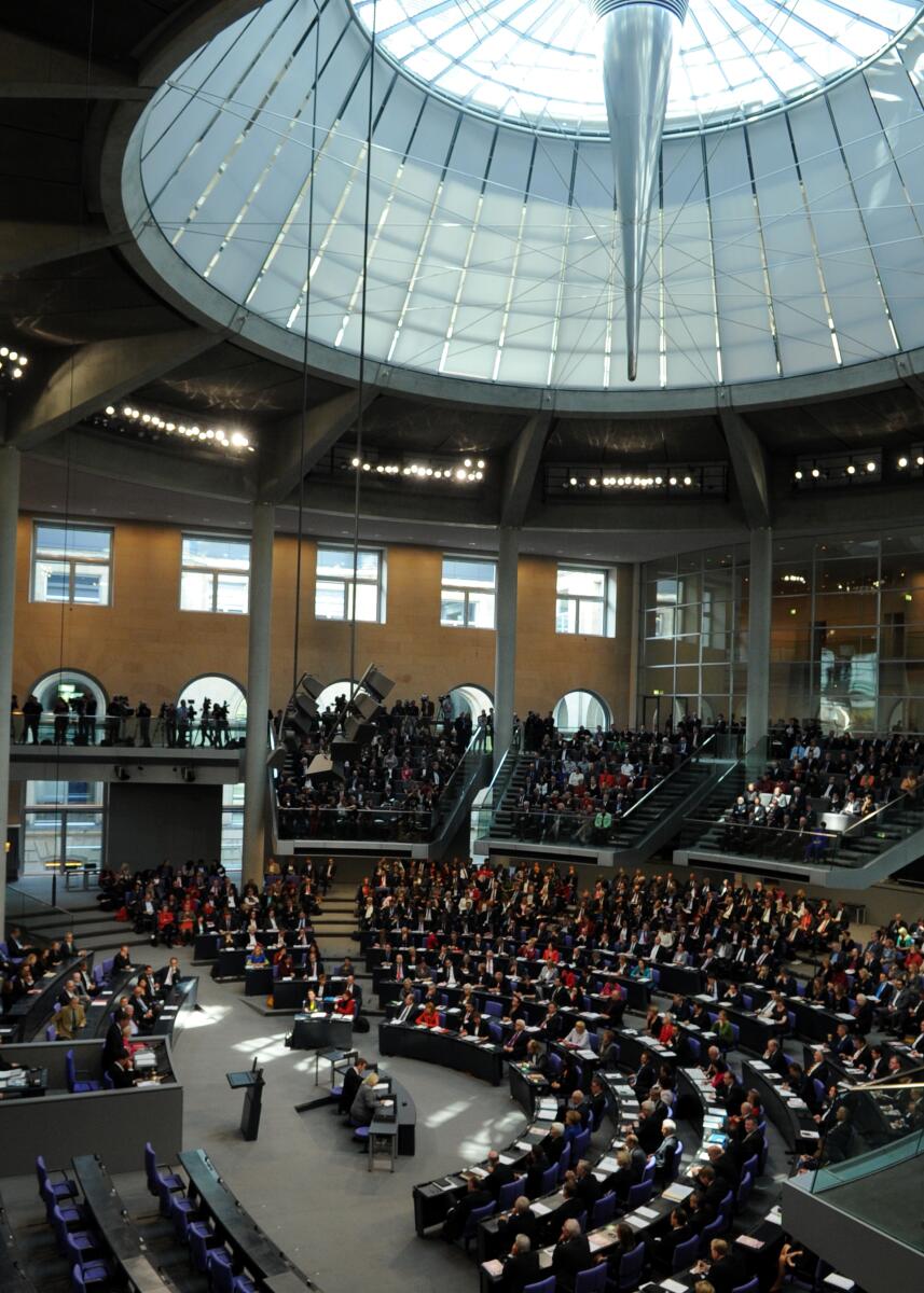 Konstituierende Sitzung Deutscher Bundestag für die 18. Wahlperiode.; Übersicht Plenarsaal, Plenum, Reichstagsgebäude, Kuppel. Konstituierende Sitzung Deutscher Bundestag für die 18. Wahlperiode.; Übersicht Plenarsaal, Plenum, Reichstagsgebäude, Kuppel.