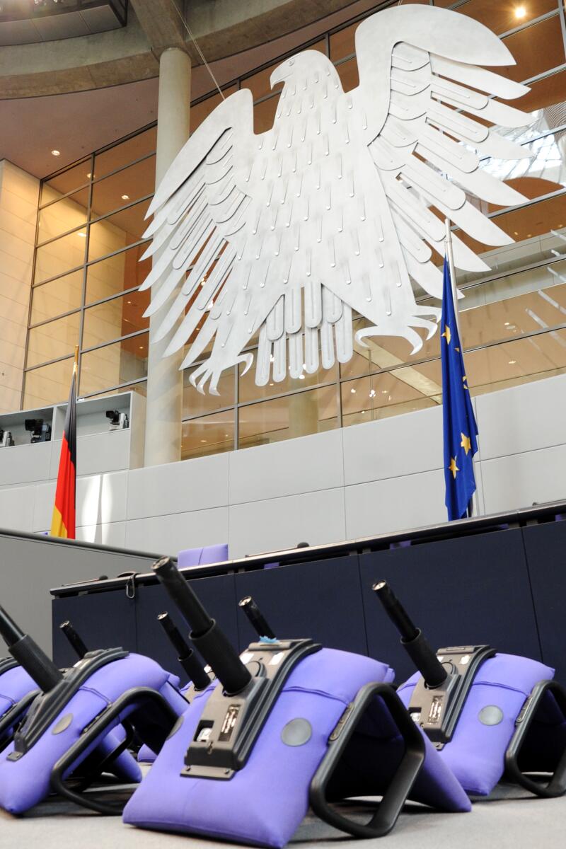  Im Plenarsaal des Deutschen Bundestages im Reichstagsgebäude finden die Umbauarbeiten für die 18. Legislaturperiode statt. Stühle und Bänke müssen neu ausgerichtet werden.; Handwerker, Handwerksarbeiten, Umbau, Plenarsaal, Deutscher Bundestag, Adler, Bundesadler, Übersicht.