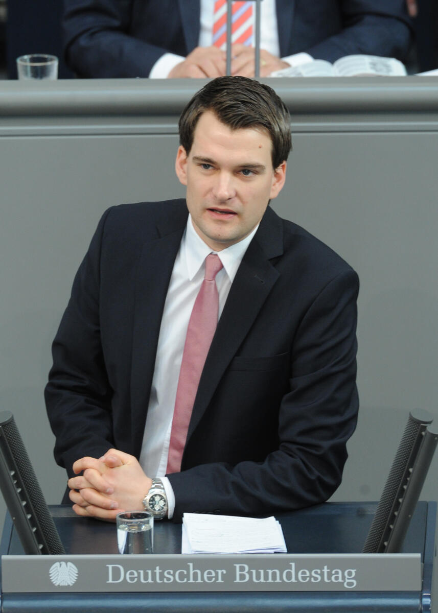 Vogel, Johannes Johannes Vogel, FDP, Bundestagsabgeordneter, Abgeordneter, Mitglied des Deutschen Bundestages, MdB, Rede, Deutscher Bundestag, 222. Sitzung, Top 6, Thema: Armuts- und Reichtumsberichterstattung, Redner 8.; Rednerpult.