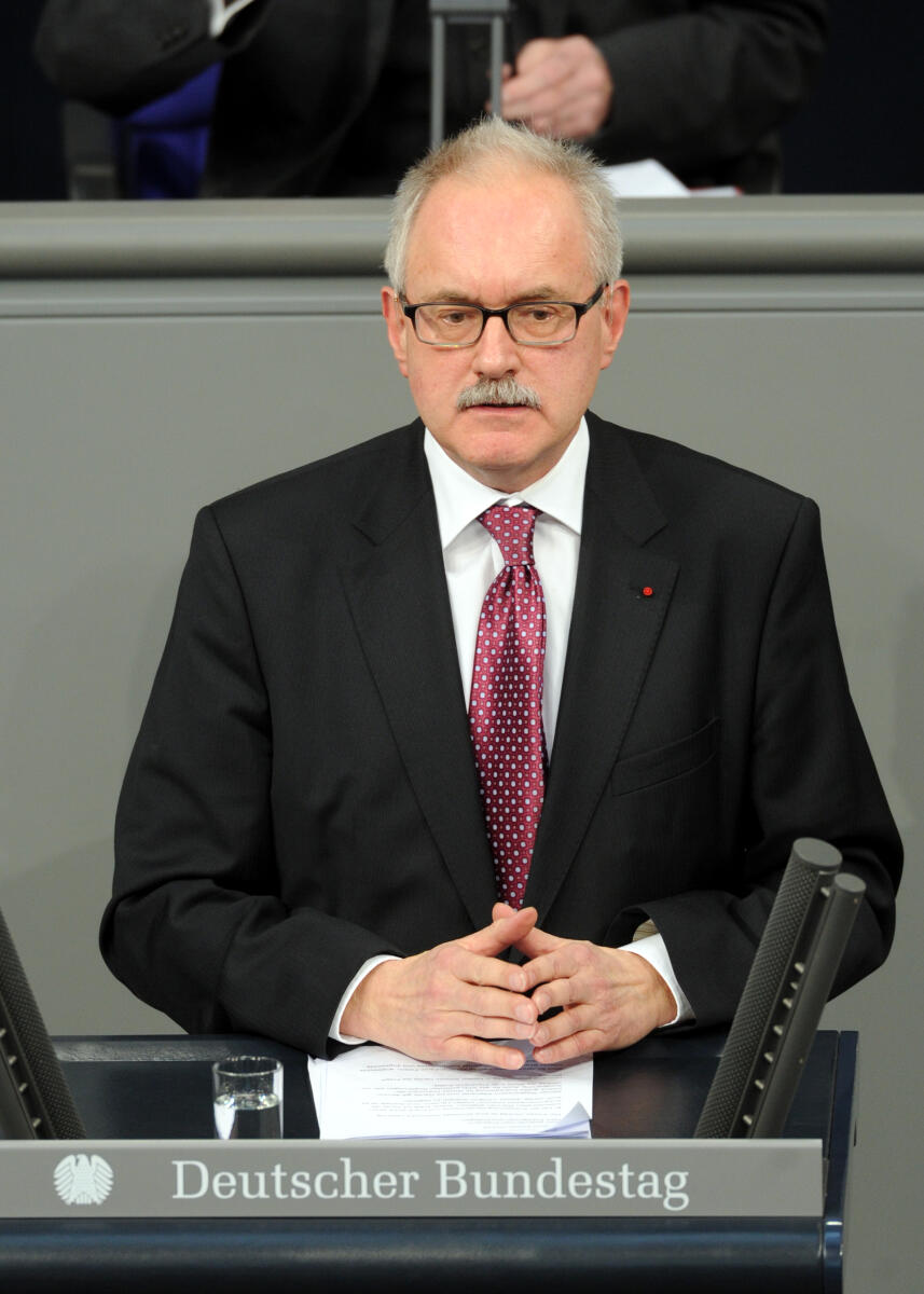 Günter Gloser, SPD, Bundestagsabgeordneter, Abgeordneter, Mitglied des Deutschen Bundestages, MdB, Rede, Deutscher Bundestag, 216. Sitzung, Top 1, Thema: 50 Jahre Elysée-Vertrag, Redner 2.; Rednerpult. Gloser, Günter Günter Gloser, SPD, Bundestagsabgeordneter, Abgeordneter, Mitglied des Deutschen Bundestages, MdB, Rede, Deutscher Bundestag, 216. Sitzung, Top 1, Thema: 50 Jahre Elysée-Vertrag, Redner 2.; Rednerpult.
