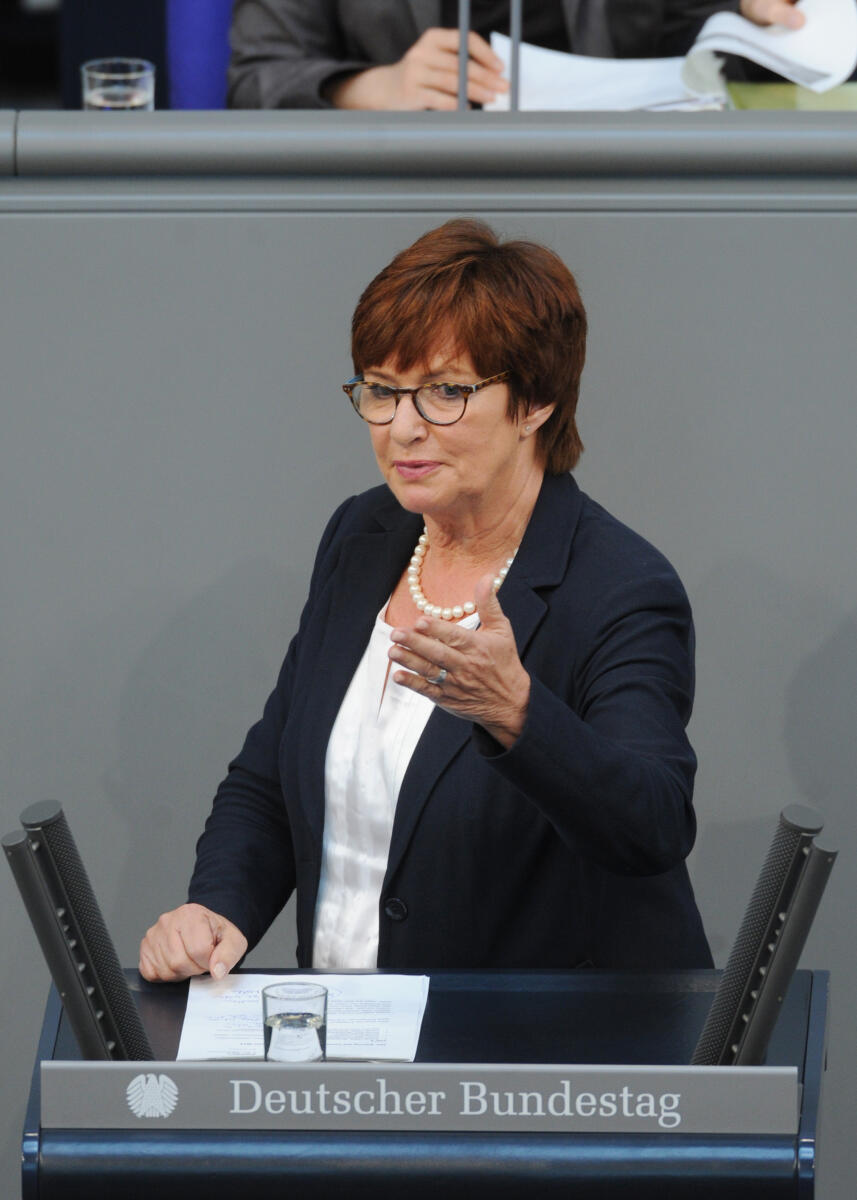 Ute Kumpf, SPD, Bundestagsabgeordnete, Abgeordnete, Mitglied des Deutschen Bundestages, MdB, Rede, Deutscher Bundestag, 243. Sitzung, Top 5, Thema: Gemeinnützige Wohnungswirtschaft, Redner 10.; Rednerpult. Kumpf, Ute Ute Kumpf, SPD, Bundestagsabgeordnete, Abgeordnete, Mitglied des Deutschen Bundestages, MdB, Rede, Deutscher Bundestag, 243. Sitzung, Top 5, Thema: Gemeinnützige Wohnungswirtschaft, Redner 10.; Rednerpult.