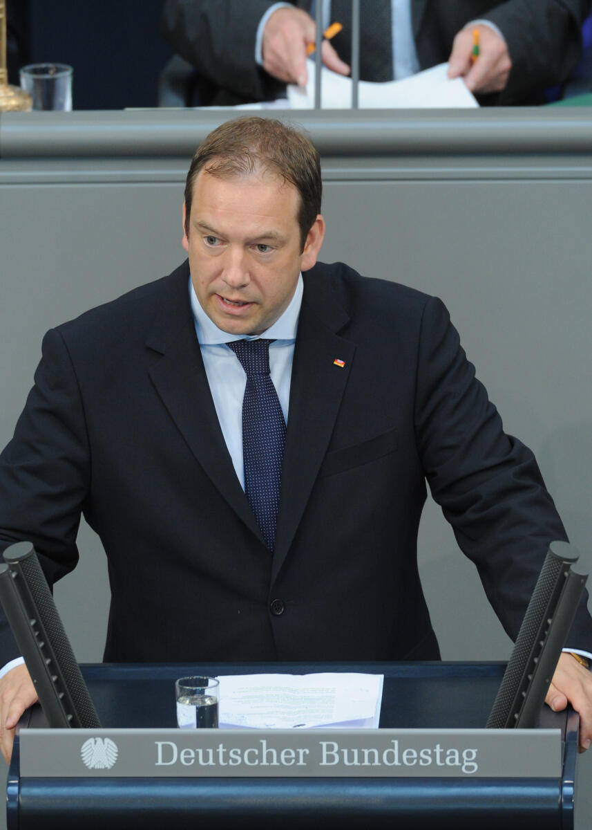 Henning Otte, CDU/CSU, Bundestagsabgeordneter, Abgeordneter, Mitglied des Deutschen Bundestages, MdB, Rede, Deutscher Bundestag, 240. Sitzung, Top 3, Thema: Neuausrichtung der Bundeswehr, Redner 9.; Rednerpult. Otte, Henning Henning Otte, CDU/CSU, Bundestagsabgeordneter, Abgeordneter, Mitglied des Deutschen Bundestages, MdB, Rede, Deutscher Bundestag, 240. Sitzung, Top 3, Thema: Neuausrichtung der Bundeswehr, Redner 9.; Rednerpult.