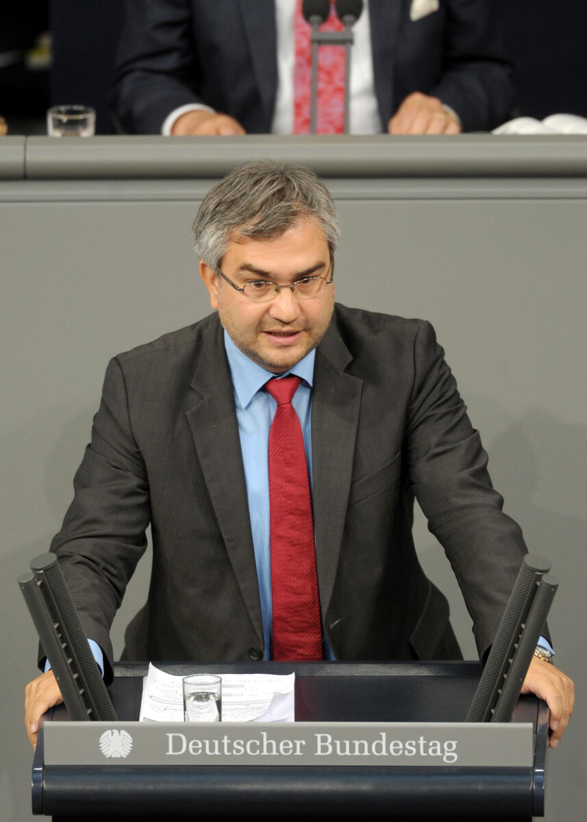 Serkan Tören, FDP, Bundestagsabgeordneter, Abgeordneter, Mitglied des Deutschen Bundestages, MdB, Rede, Deutscher Bundestag, 252. Sitzung, Top 1, Thema: Untersuchungsausschussbericht NSU, Redner 12.; Rednerpult. Tören, Serkan Serkan Tören, FDP, Bundestagsabgeordneter, Abgeordneter, Mitglied des Deutschen Bundestages, MdB, Rede, Deutscher Bundestag, 252. Sitzung, Top 1, Thema: Untersuchungsausschussbericht NSU, Redner 12.; Rednerpult.