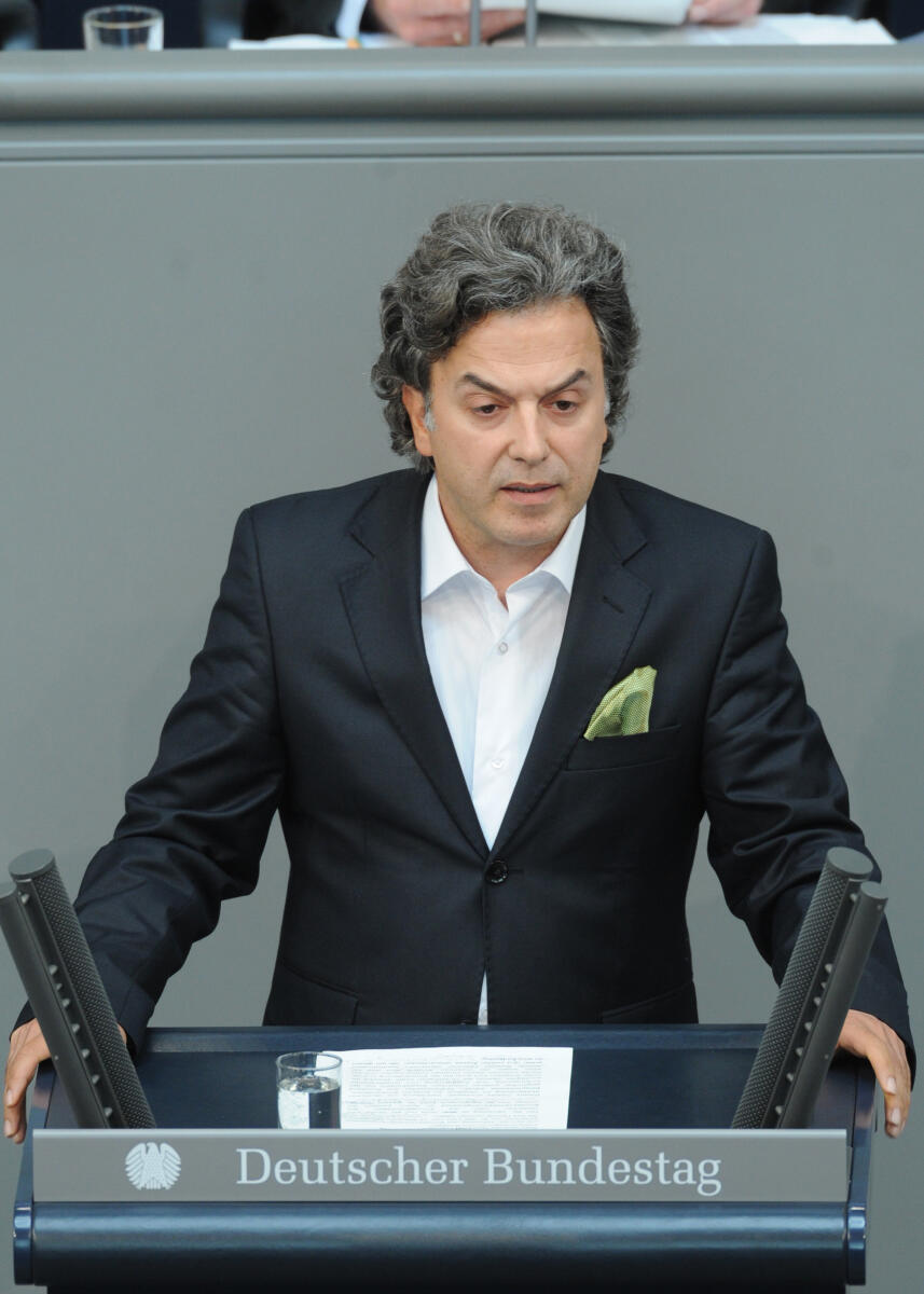 Memet Kiliç, Bündnis 90/Die Grünen, Bundestagsabgeordneter, Abgeordneter, Mitglied des Deutschen Bundestages, MdB, Rede, Deutscher Bundestag, 246. Sitzung, Top 7, Thema: Bundeswehrvertriebenengesetz, Redner 10.; Rednerpult. Kiliç, Memet Memet Kiliç, Bündnis 90/Die Grünen, Bundestagsabgeordneter, Abgeordneter, Mitglied des Deutschen Bundestages, MdB, Rede, Deutscher Bundestag, 246. Sitzung, Top 7, Thema: Bundeswehrvertriebenengesetz, Redner 10.; Rednerpult.