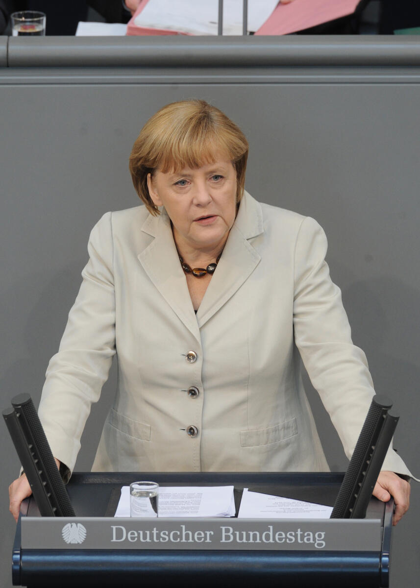 Merkel, Angela Dr. Angela Merkel, Bkin., CDU/CSU, Bundestagsabgeordnete, Abgeordnete, Mitglied des Deutschen Bundestages, MdB, Rede, Deutscher Bundestag, 250. Sitzung, Top 5, Thema: Regierungserklärung zum G8-Gipfel und  Europäischem Rat, Redner 1.; Rednerpult.