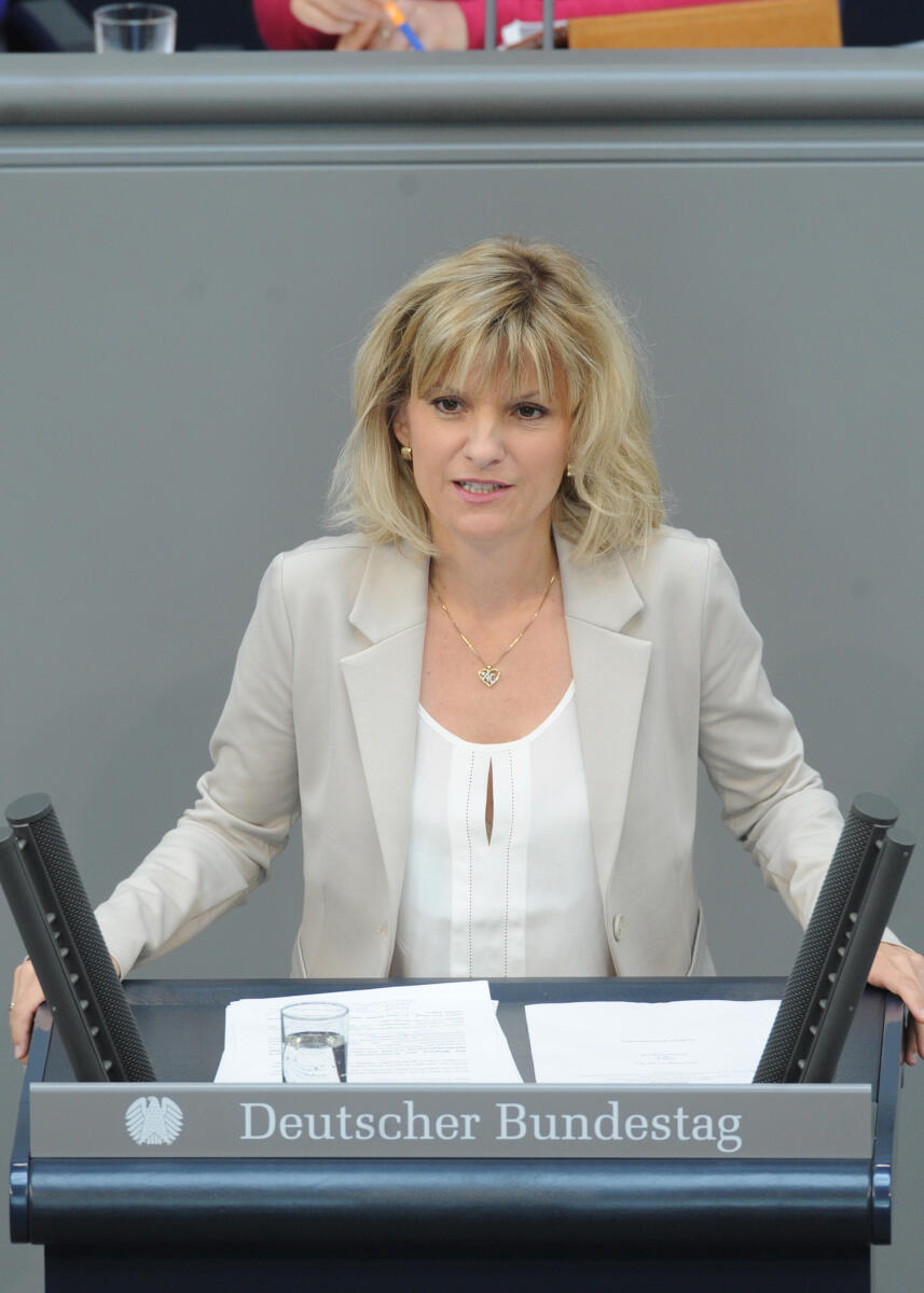 Daniela Ludwig, CDU/CSU, Bundestagsabgeordnete, Abgeordnete, Mitglied des Deutschen Bundestages, MdB, Rede, Deutscher Bundestag, 246. Sitzung, Top 8, Thema: Klimaschutzpolitik, Redner 10.; Rednerpult. Ludwig, Daniela Daniela Ludwig, CDU/CSU, Bundestagsabgeordnete, Abgeordnete, Mitglied des Deutschen Bundestages, MdB, Rede, Deutscher Bundestag, 246. Sitzung, Top 8, Thema: Klimaschutzpolitik, Redner 10.; Rednerpult.