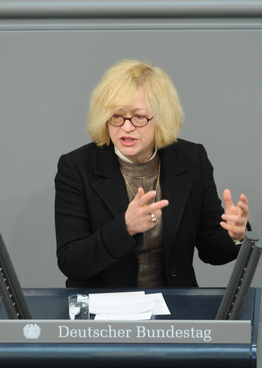 Dr. Barbara Höll, DIE LINKE, Bundestagsabgeordnete, Abgeordnete, Mitglied des Deutschen Bundestages, MdB, Rede, Deutscher Bundestag, 225. Sitzung, Top 3, Thema: Hochfrequenzhandel, Redner 9.; Rednerpult. Höll, Barbara Dr. Barbara Höll, DIE LINKE, Bundestagsabgeordnete, Abgeordnete, Mitglied des Deutschen Bundestages, MdB, Rede, Deutscher Bundestag, 225. Sitzung, Top 3, Thema: Hochfrequenzhandel, Redner 9.; Rednerpult.