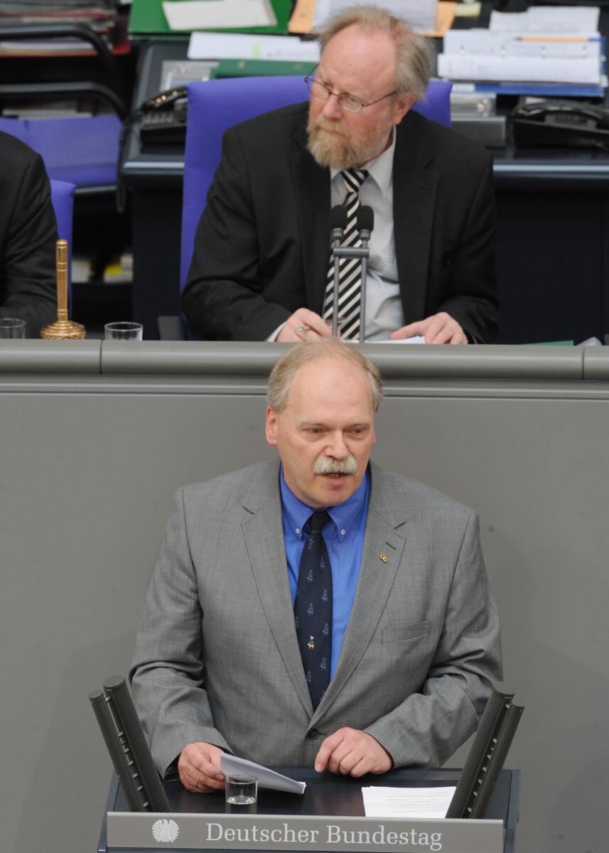 Polheim, Jörg von; Thierse, Wolfgang Jörg von Polheim, FDP, Bundestagsabgeordneter, Abgeordneter, Mitglied des Deutschen Bundestages, MdB, Rede, Deutscher Bundestag, 184. Sitzung, Top 4, Thema: Entgeltgleichheitsgesetz, Vorsitz: Bundestagsvizepräsident Dr. h. c. Wolfgang Thierse, SPD.; Rednerpult.